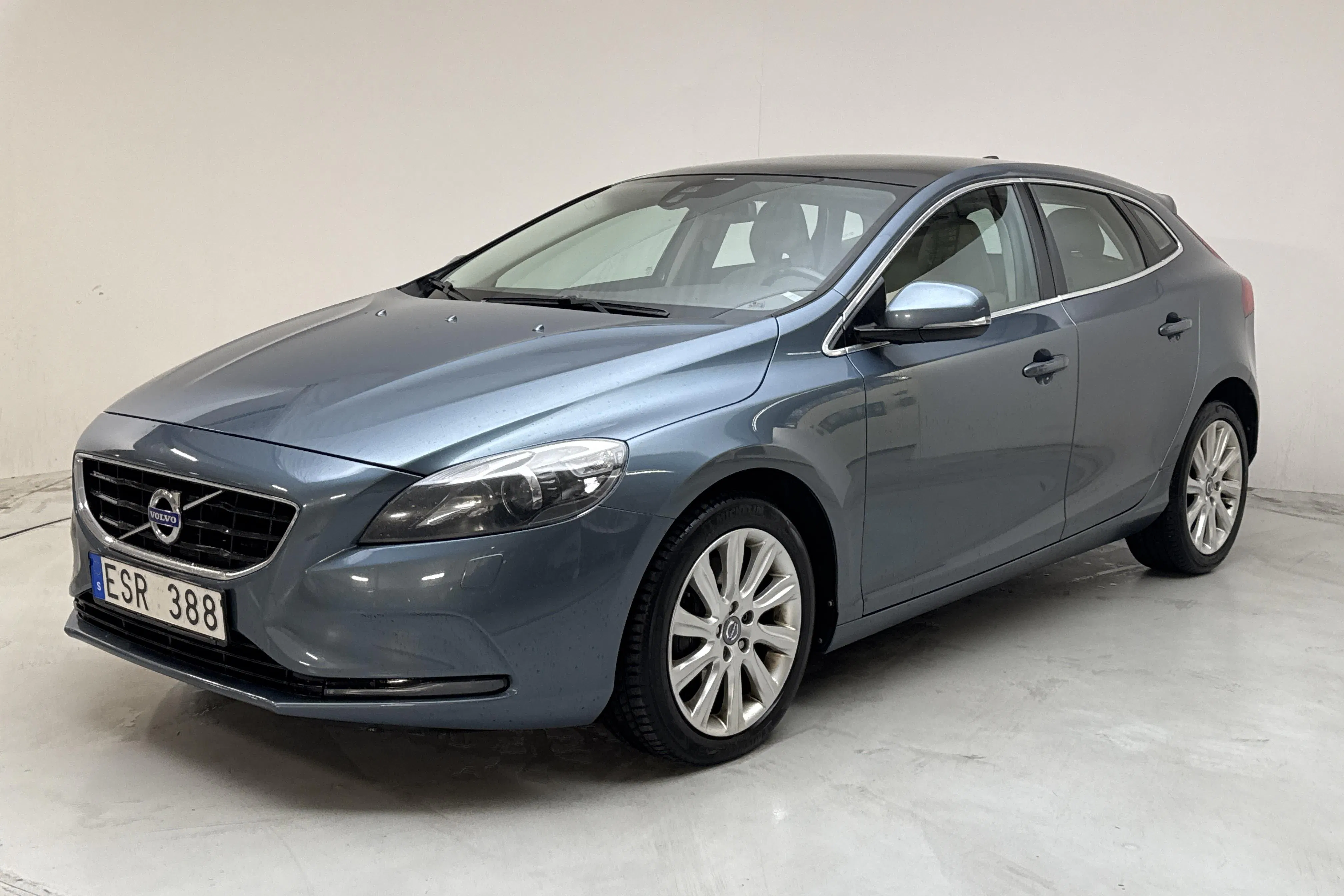 Presentationsfoto 1 av 14: Volvo V40 D3 (150hk) - 22 503 mil - Manuell - blå - 2013