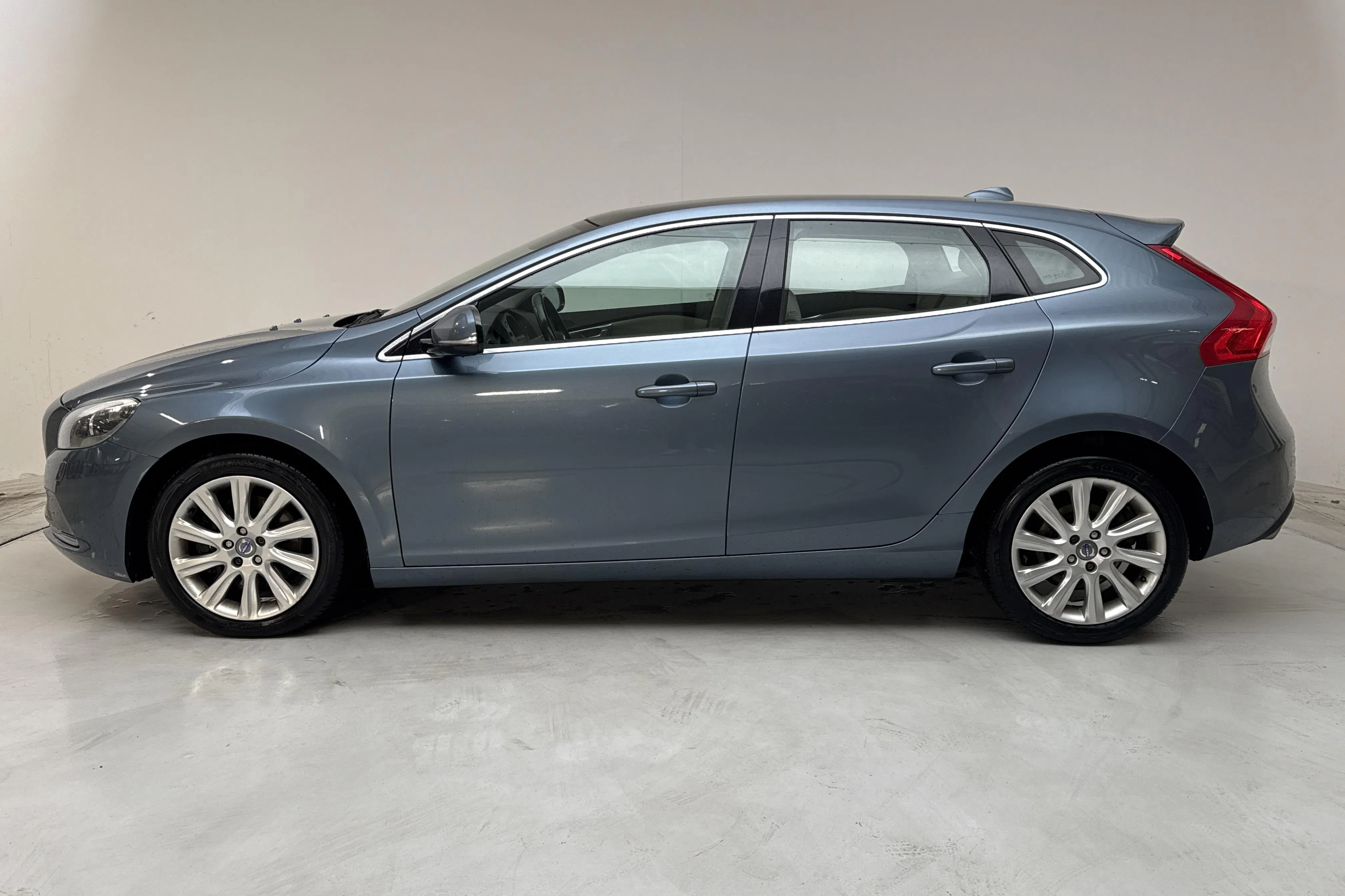 Presentationsfoto 2 av 14: Volvo V40 D3 (150hk) - 22 503 mil - Manuell - blå - 2013