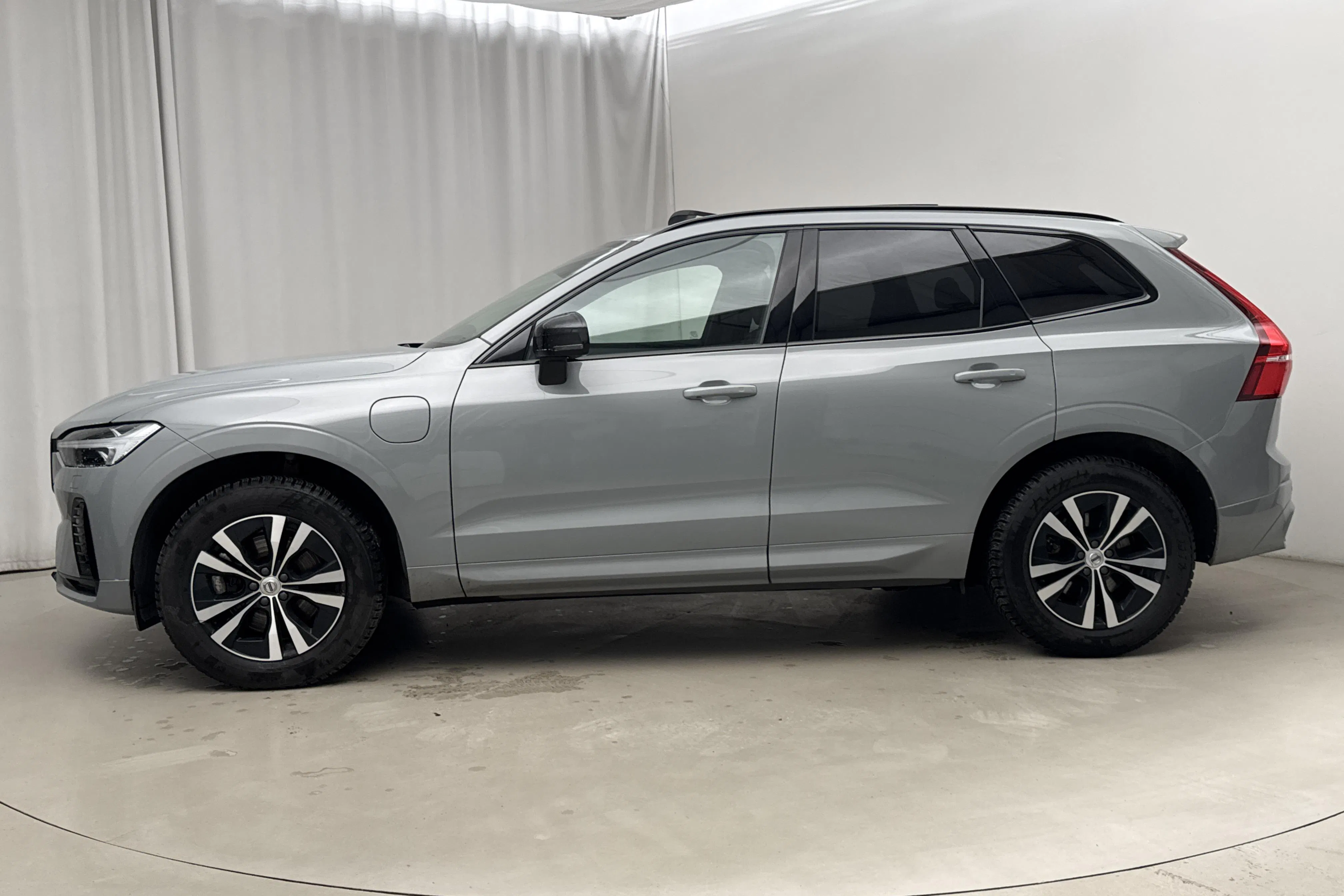 Presentationsfoto 2 av 27: Volvo XC60 T6 AWD Recharge (350hk) - 13 488 mil - Automat - grå - 2024
