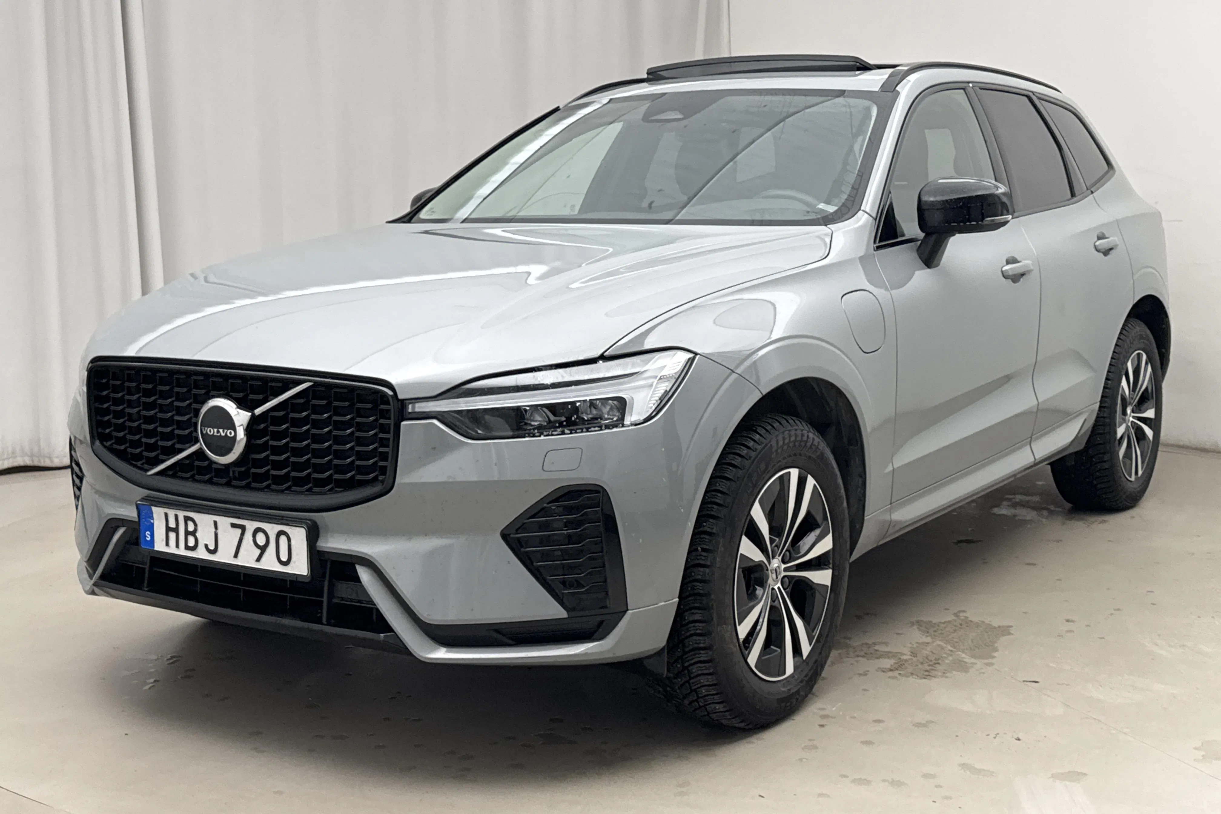 Presentationsfoto 1 av 27: Volvo XC60 T6 AWD Recharge (350hk) - 13 488 mil - Automat - grå - 2024