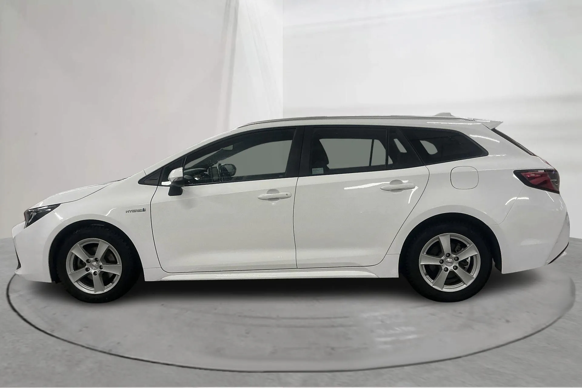 Presentationsfoto 2 av 18: Toyota Corolla 1.8 Hybrid Touring Sports (122hk) - 7 535 mil - Automat - vit - 2019