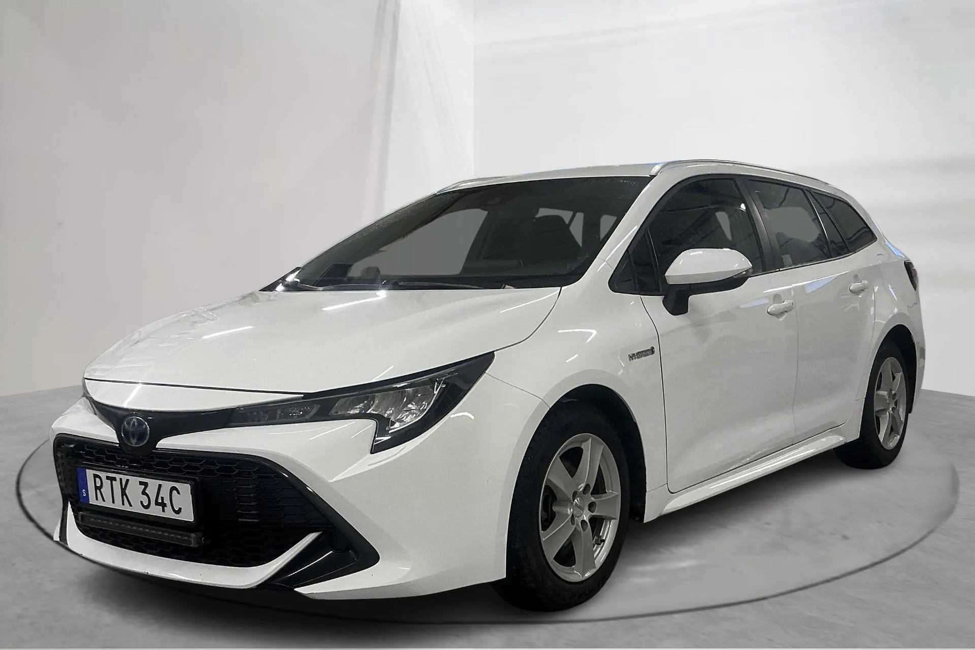 Presentationsfoto 1 av 18: Toyota Corolla 1.8 Hybrid Touring Sports (122hk) - 7 535 mil - Automat - vit - 2019