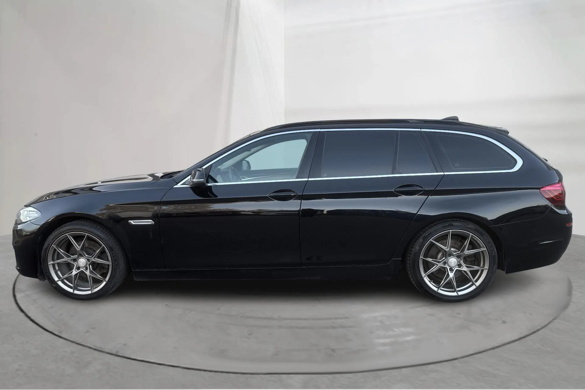 Presentation photo 2 of 16: BMW 520d xDrive Touring, F11 (190hk) - 211 410 km - Automatic - black - 2016