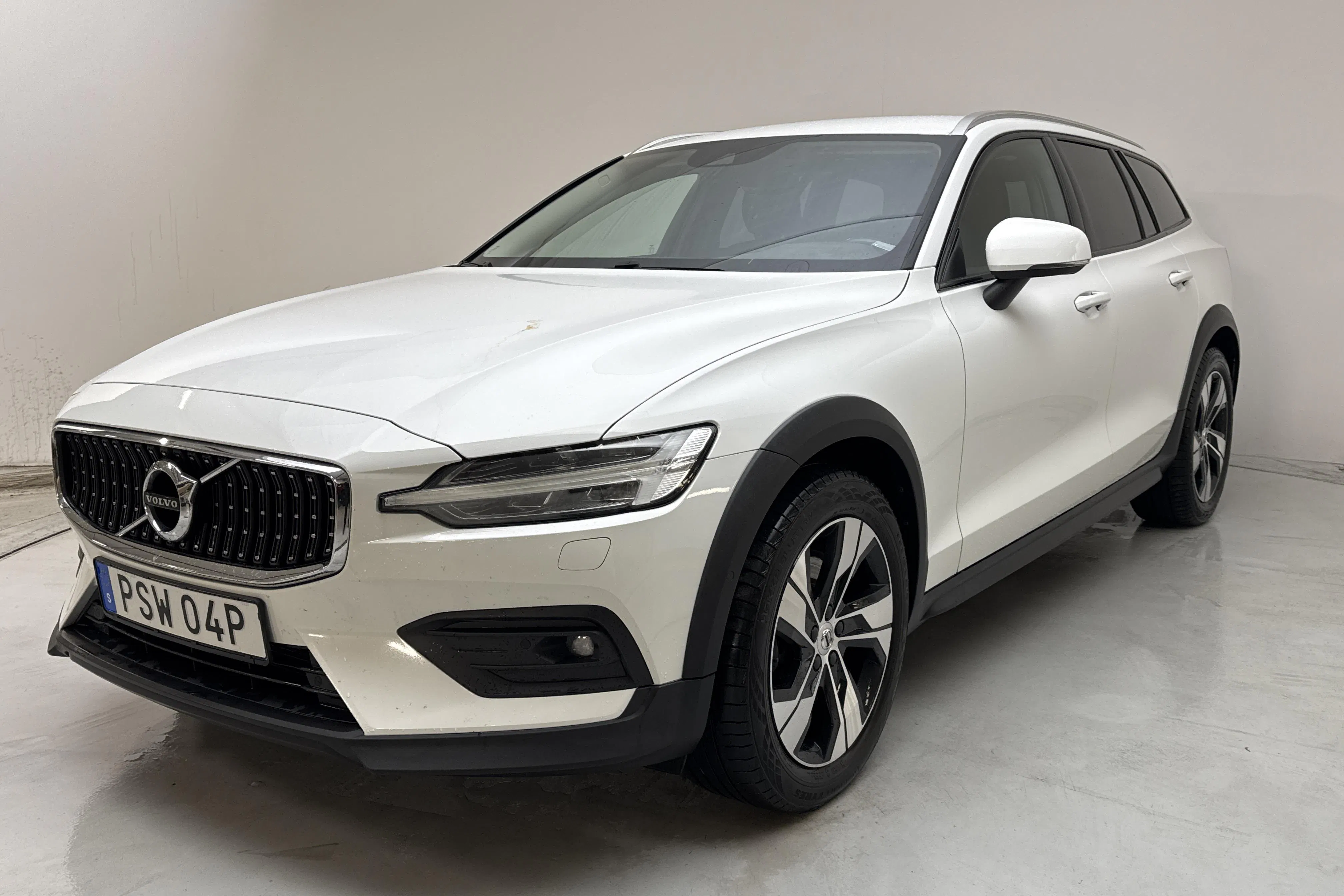 Presentation photo 1 of 14: Volvo V60 D4 Cross Country AWD (190hk) - 200 210 km - Automatic - white - 2020