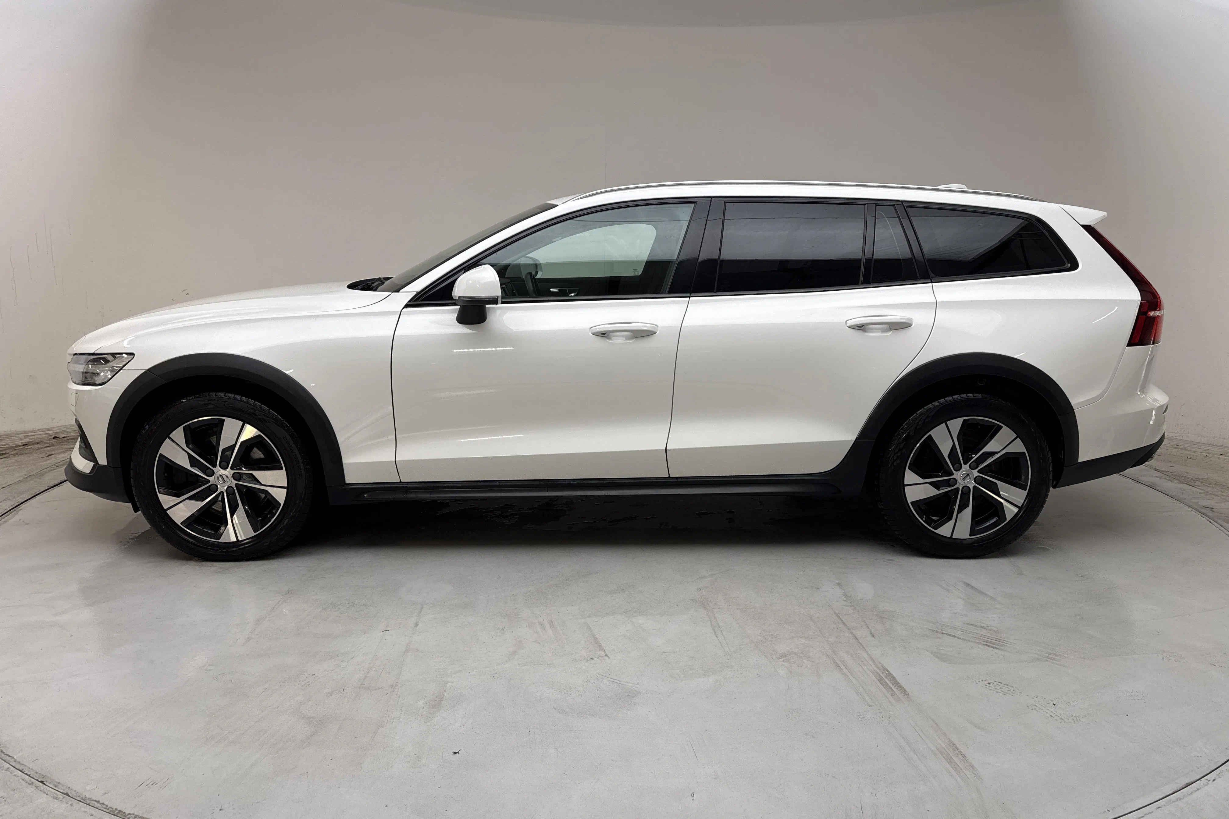 Presentation photo 2 of 14: Volvo V60 D4 Cross Country AWD (190hk) - 200 210 km - Automatic - white - 2020