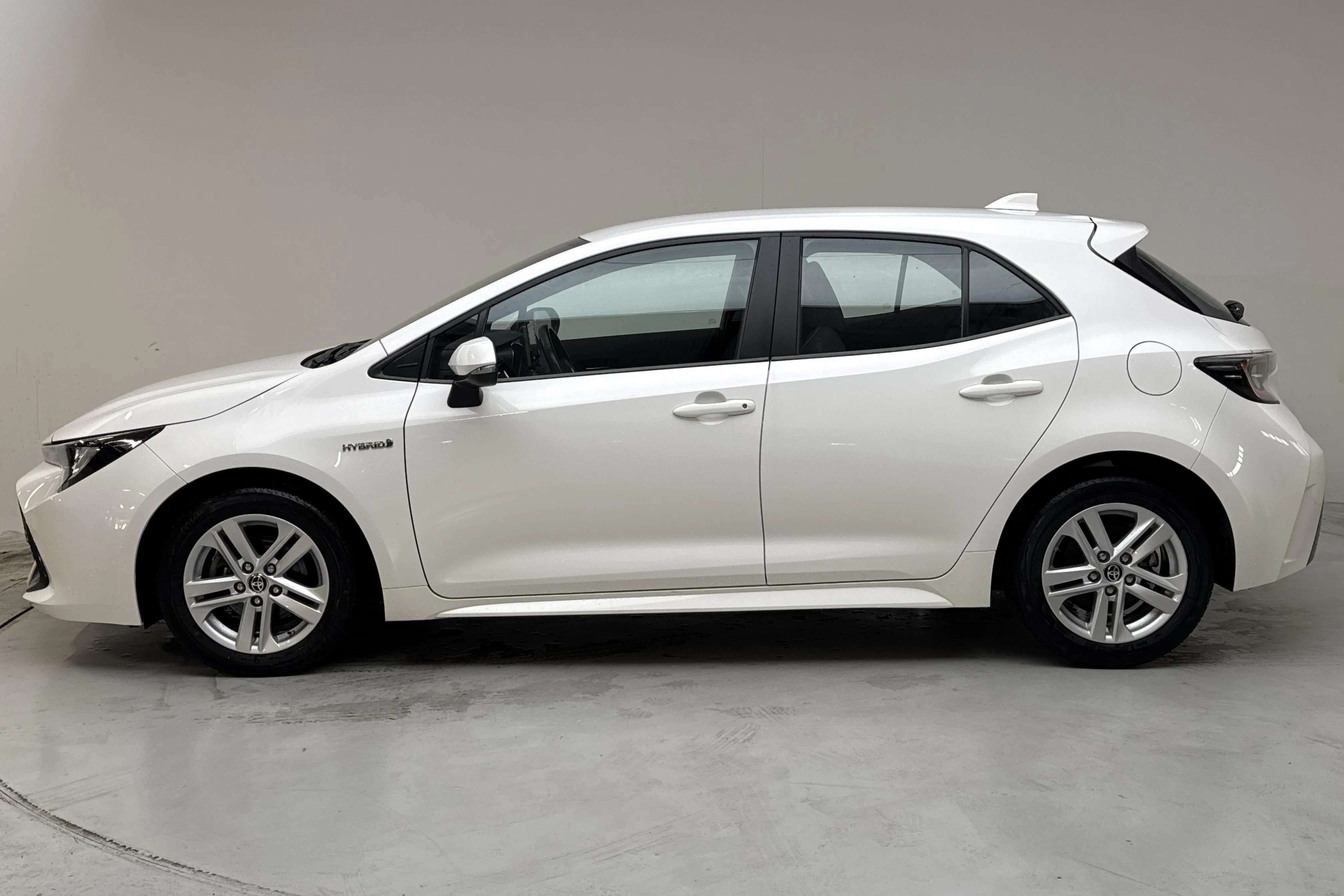 Presentationsfoto 2 av 13: Toyota Corolla 1.8 Hybrid 5dr (122hk) - 2 831 mil - Automat - vit - 2020