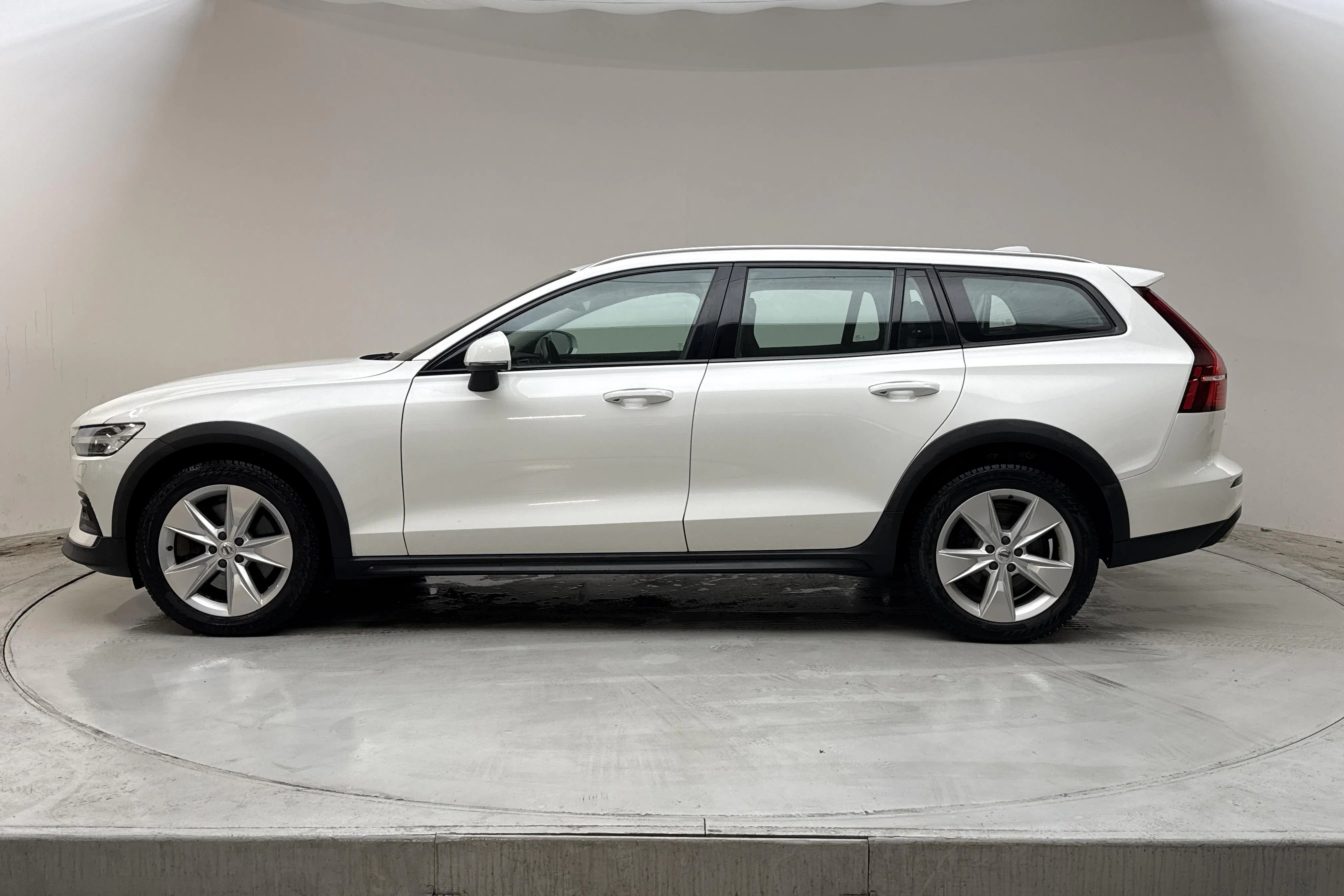 Presentation photo 2 of 12: Volvo V60 D4 Cross Country AWD (190hk) - 202 090 km - Automatic - white - 2020