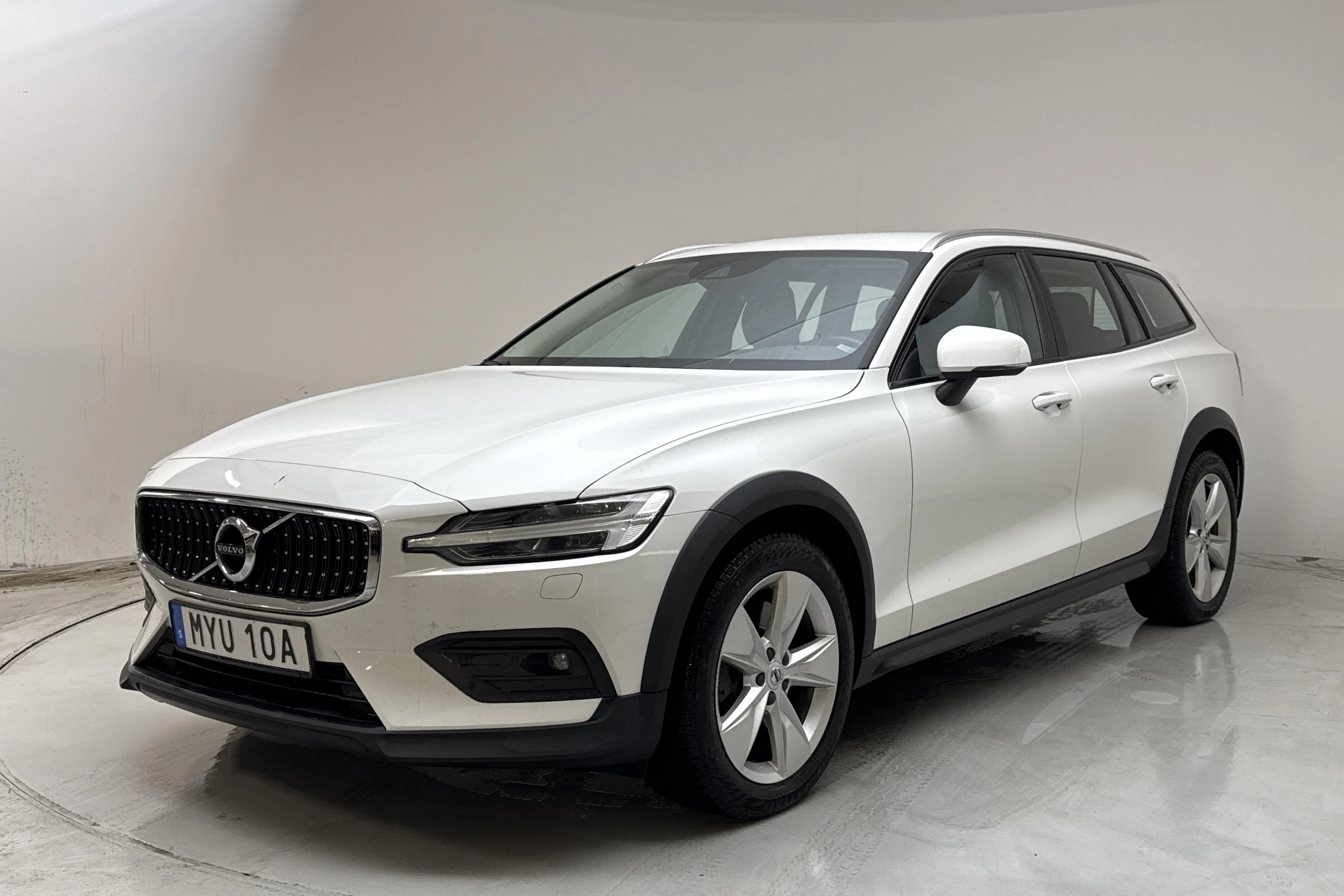 Presentation photo 1 of 12: Volvo V60 D4 Cross Country AWD (190hk) - 202 090 km - Automatic - white - 2020