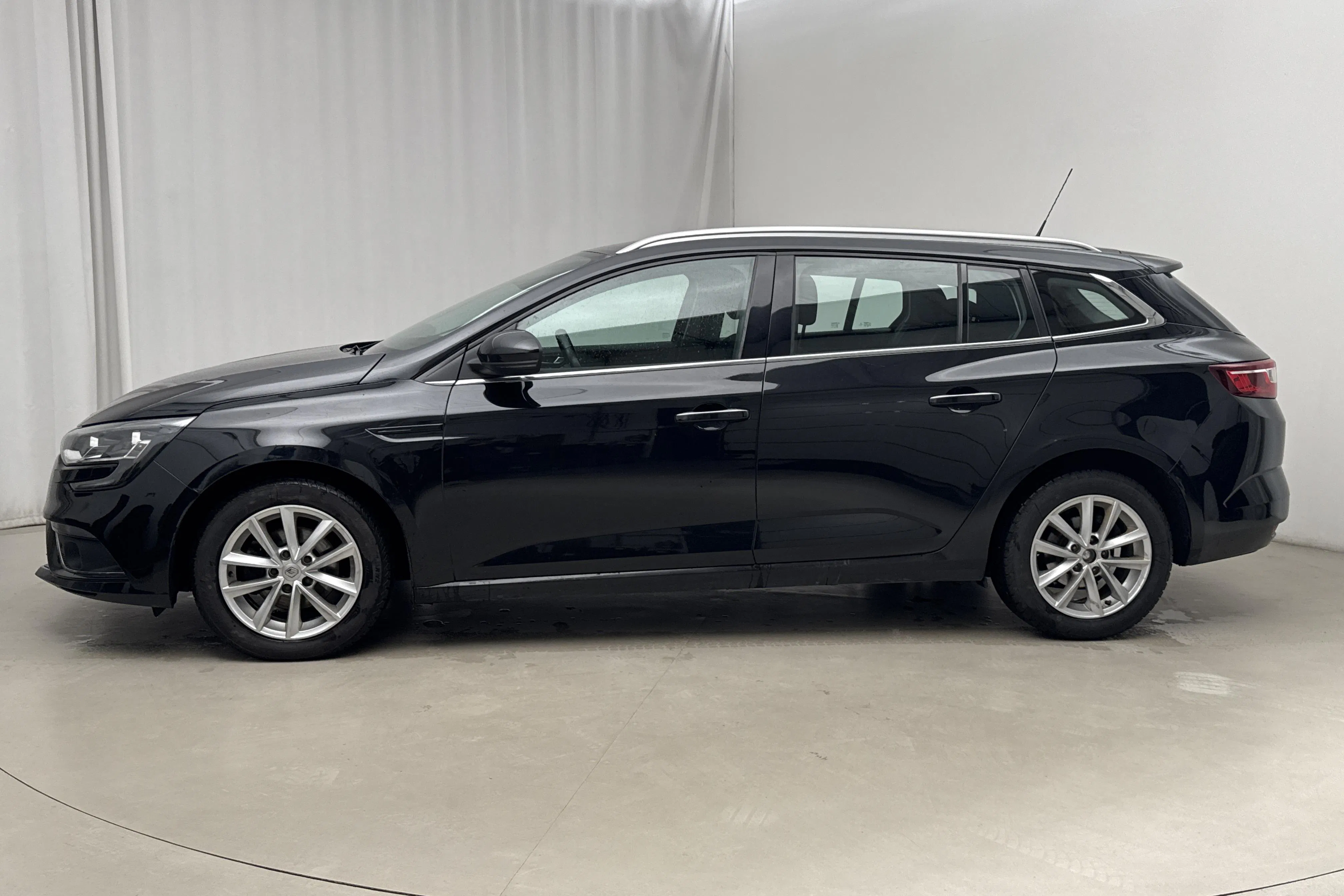 Presentationsfoto 2 av 15: Renault Mégane 1.5 dCi Sport Tourer (110hk) - 14 487 mil - Automat - svart - 2017