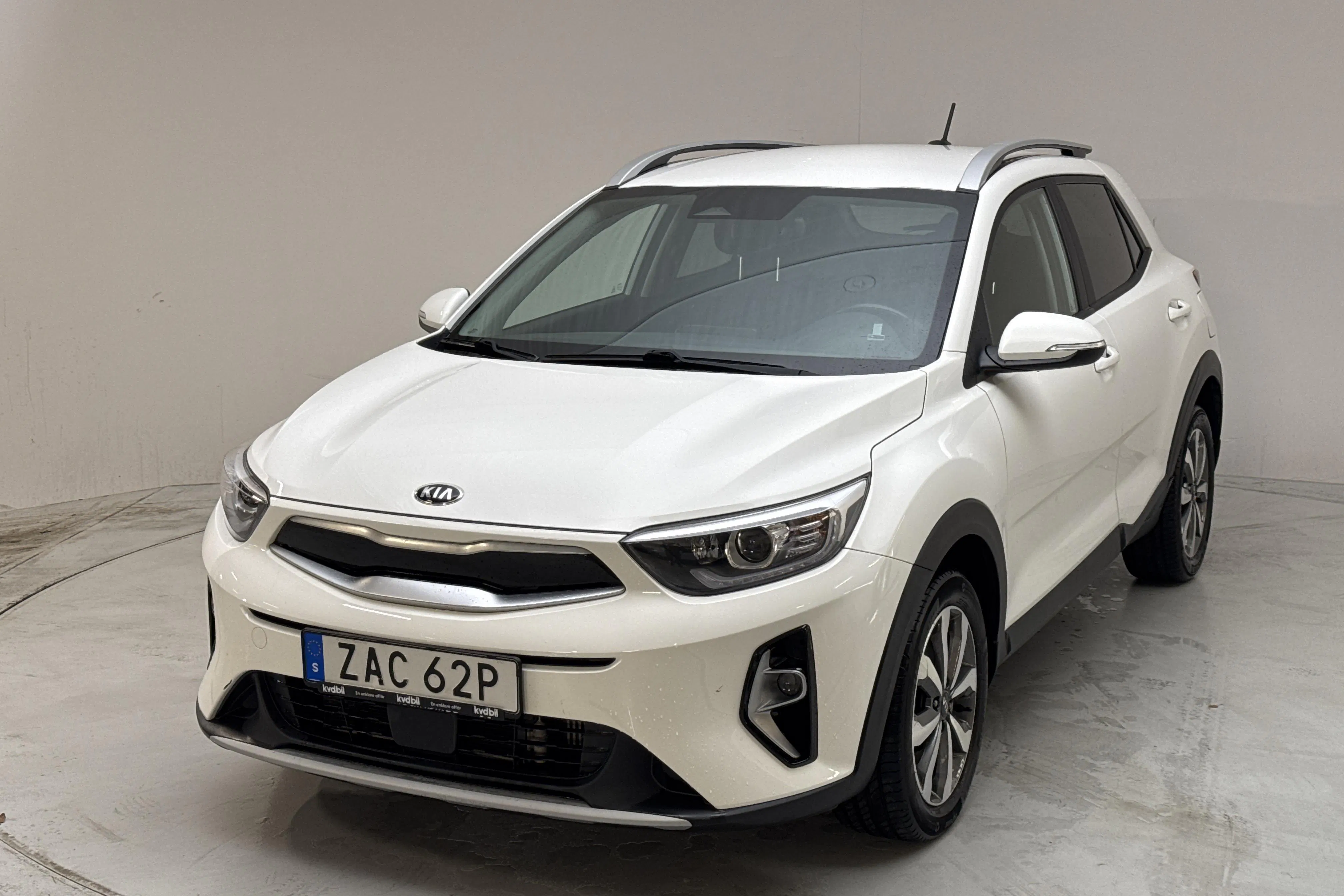 Presentation photo 1 of 13: KIA Stonic 1.0 T-GDi 48V (120hk) - 49 810 km - Automatic - white - 2021