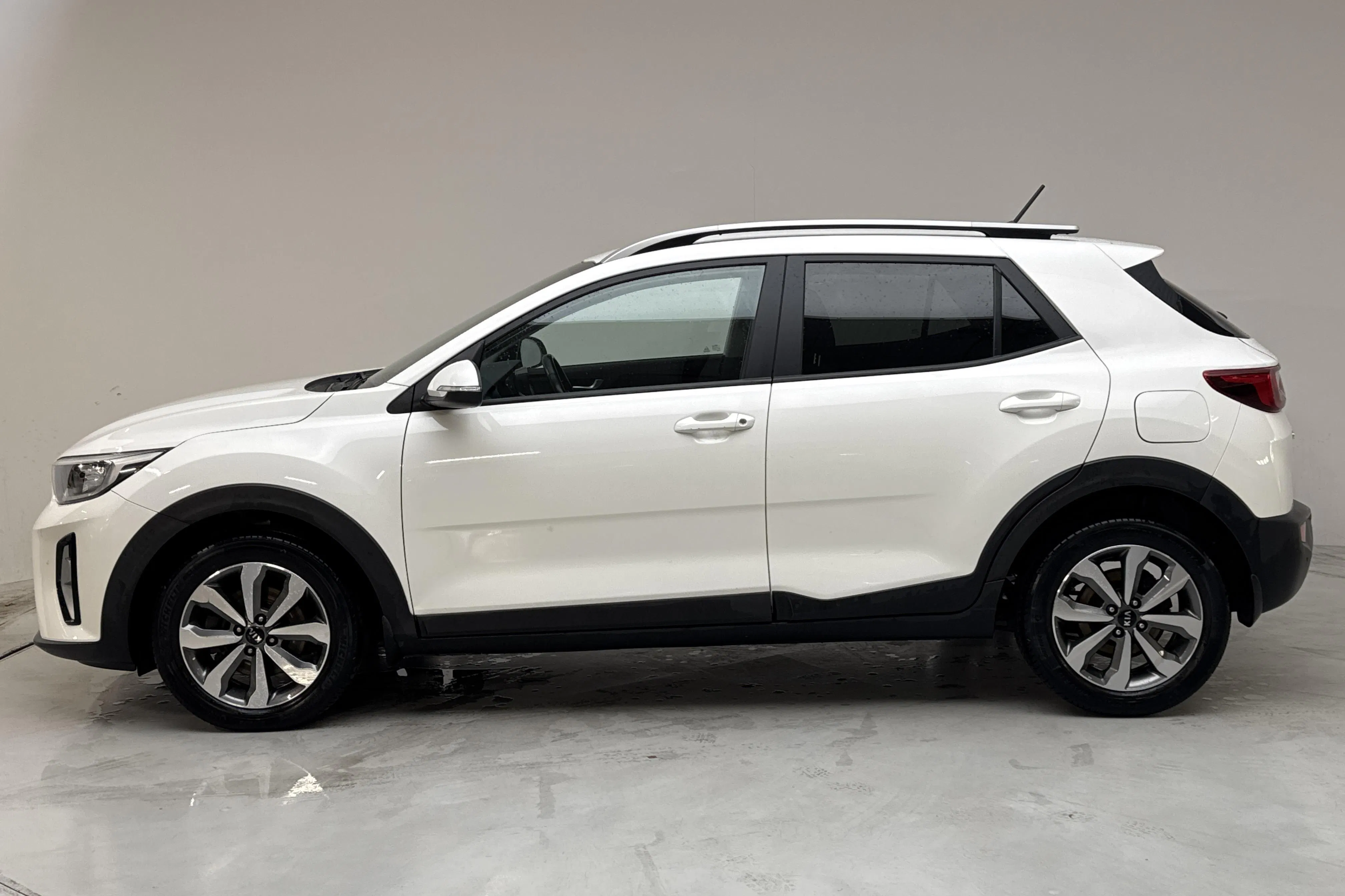 Presentation photo 2 of 13: KIA Stonic 1.0 T-GDi 48V (120hk) - 49 810 km - Automatic - white - 2021