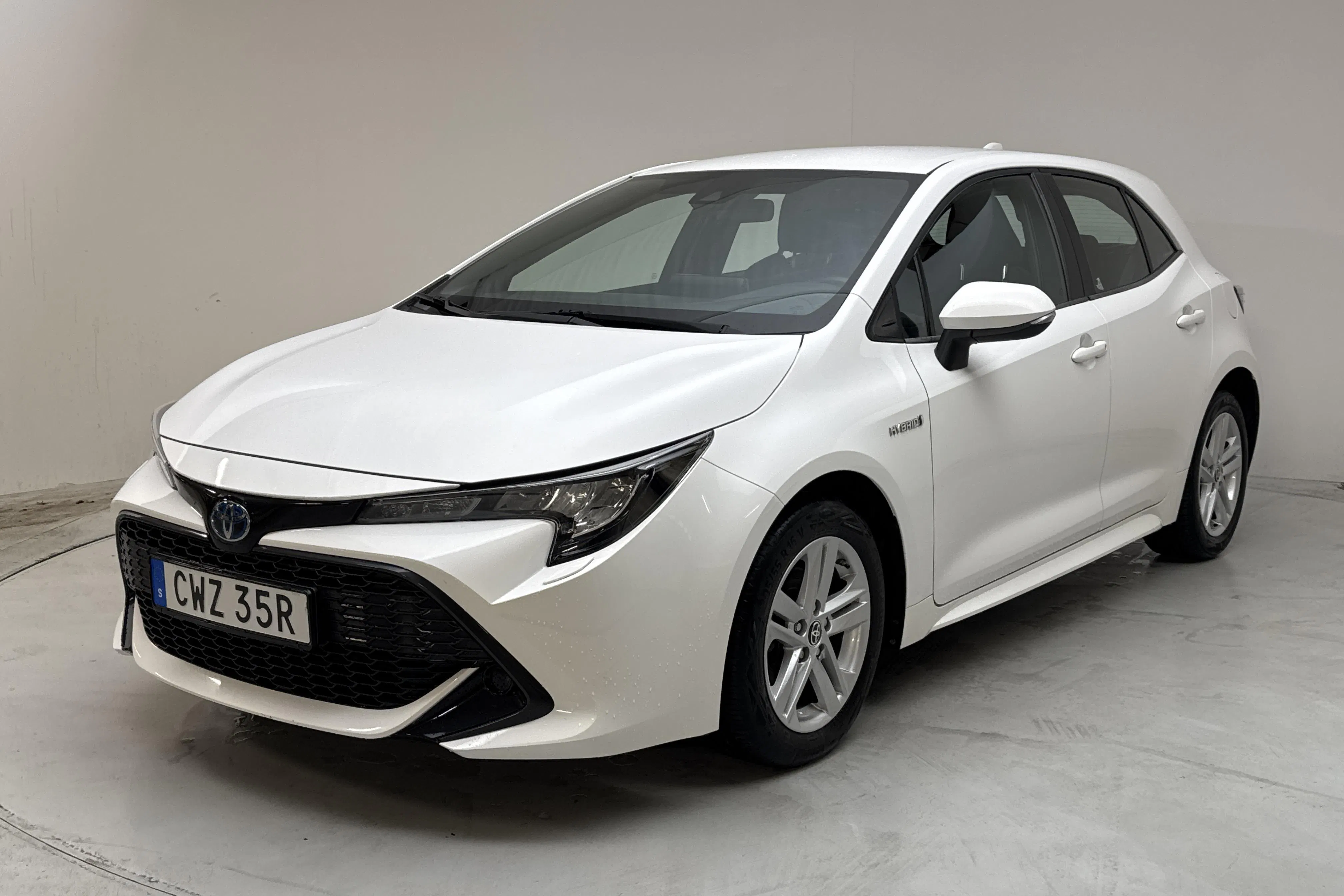 Presentationsfoto 1 av 13: Toyota Corolla 1.8 Hybrid 5dr (122hk) - 3 965 mil - Automat - vit - 2020