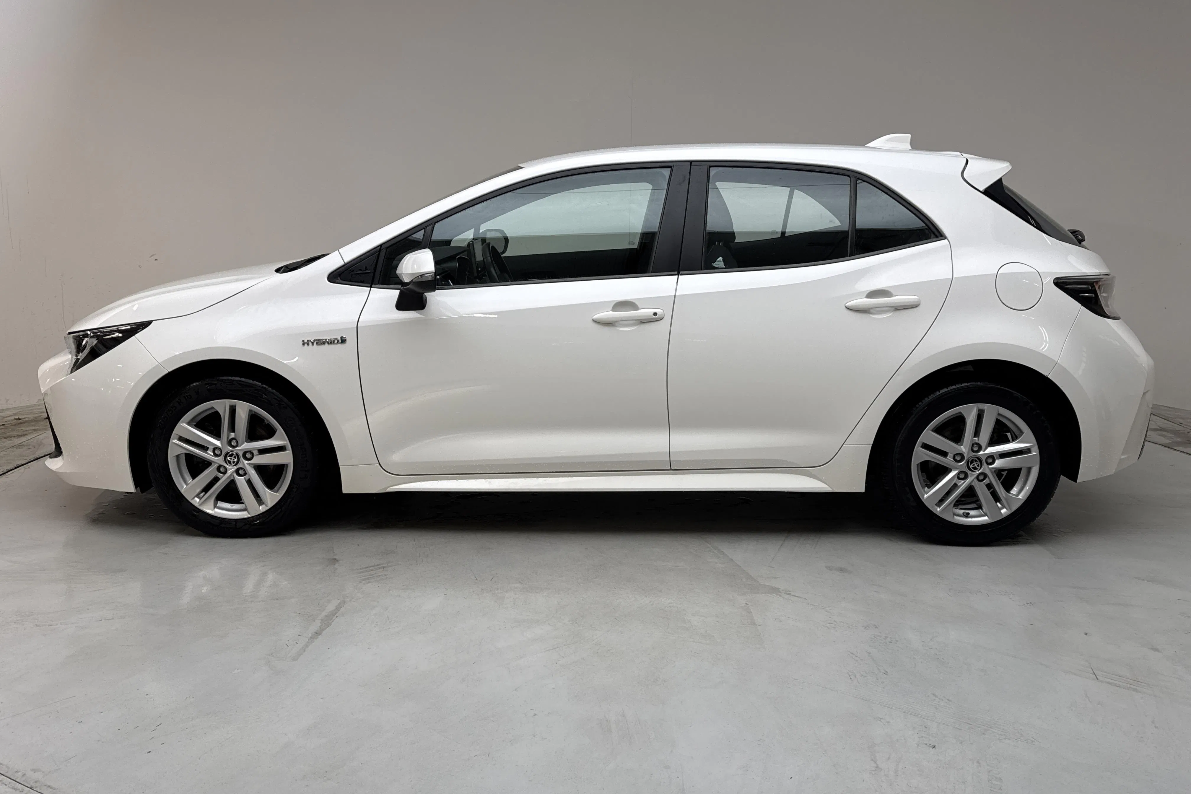 Presentationsfoto 2 av 13: Toyota Corolla 1.8 Hybrid 5dr (122hk) - 3 965 mil - Automat - vit - 2020