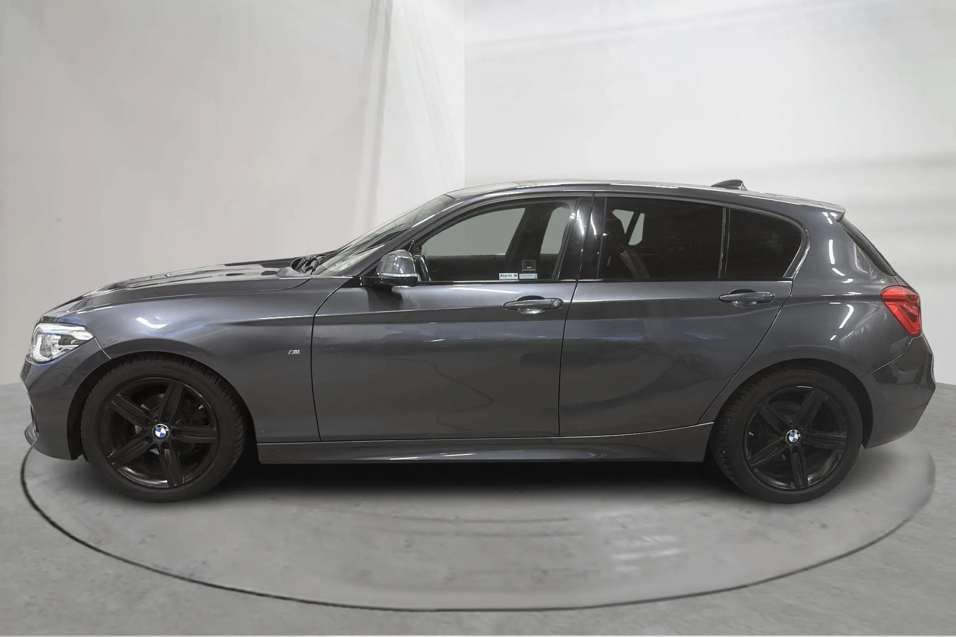 Presentationsfoto 2 av 14: BMW 118i 5dr, F20 (136hk) - 9 865 mil - Automat - grå - 2017