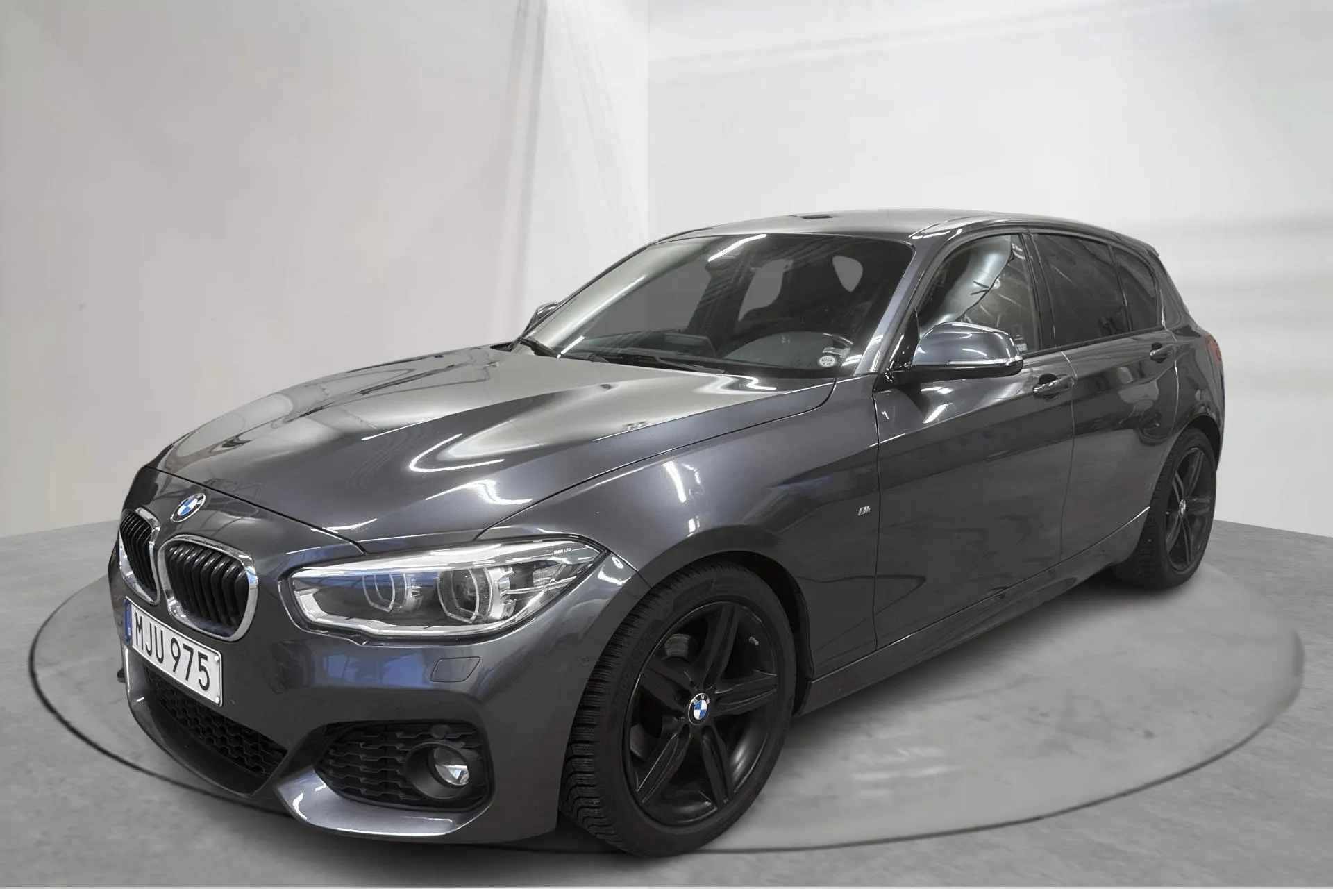 Presentationsfoto 1 av 14: BMW 118i 5dr, F20 (136hk) - 9 865 mil - Automat - grå - 2017