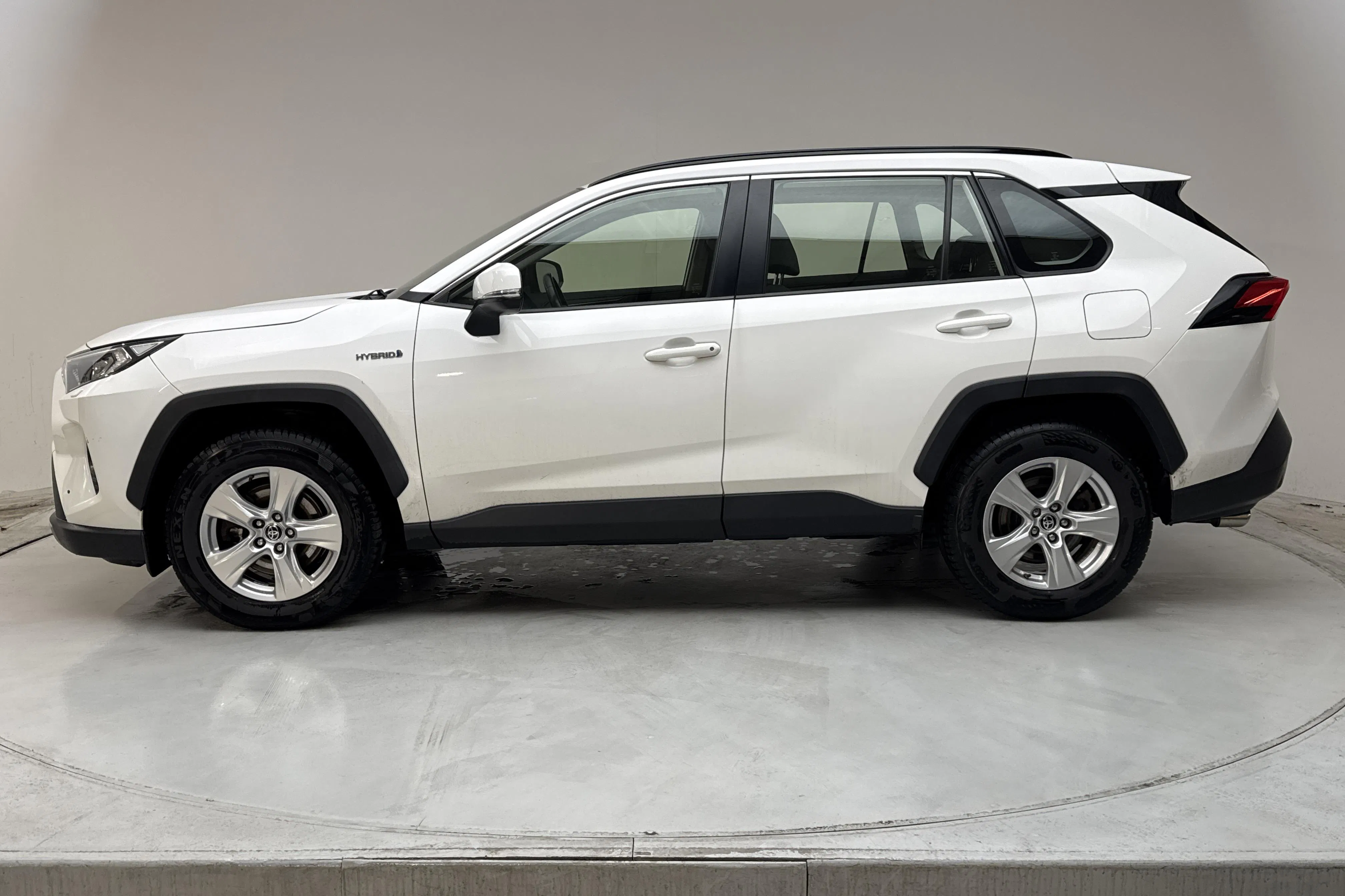 Presentationsfoto 2 av 12: Toyota RAV4 2.5 HSD AWD (222hk) - 10 375 mil - Automat - vit - 2021