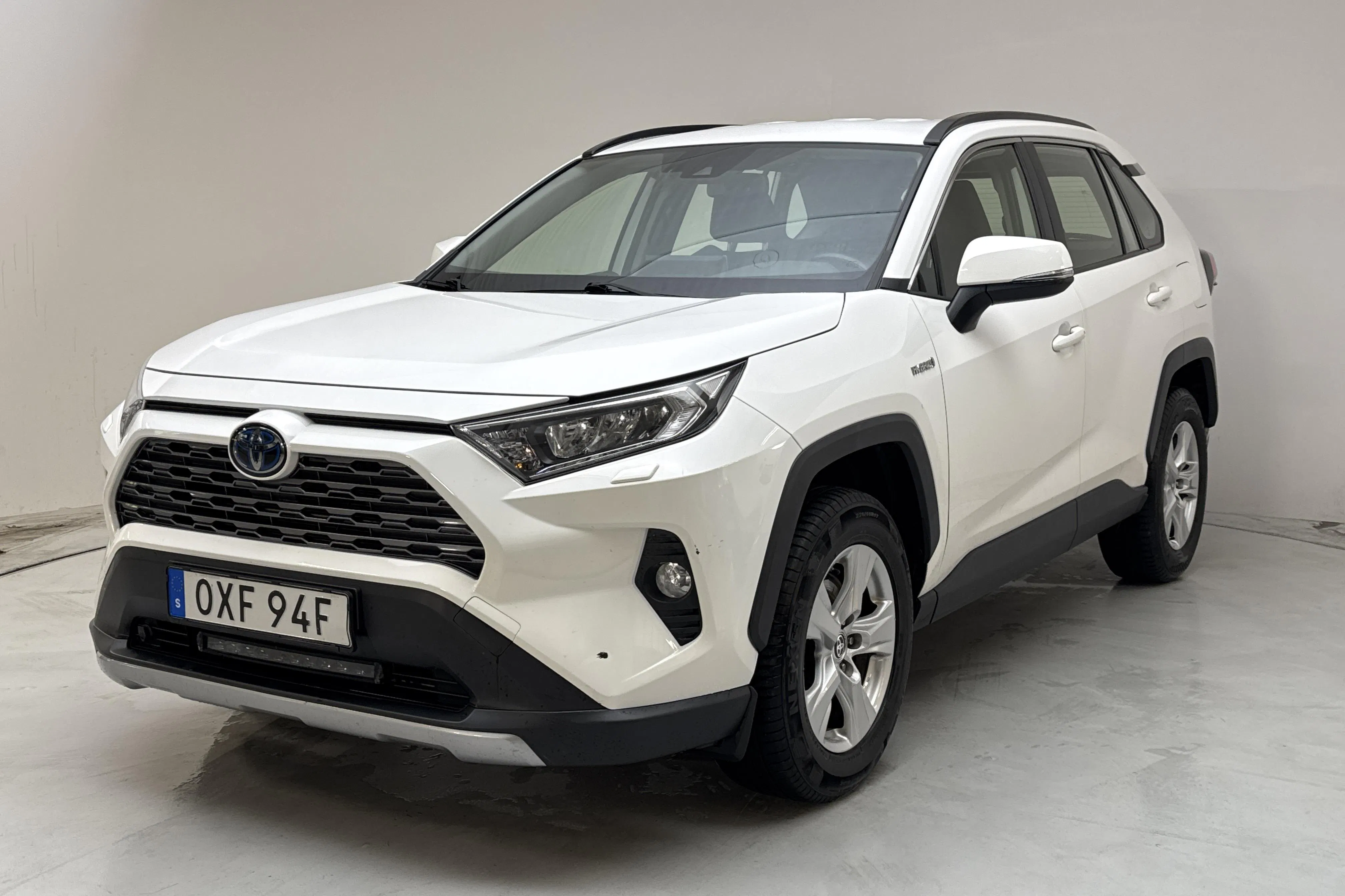 Presentationsfoto 1 av 12: Toyota RAV4 2.5 HSD AWD (222hk) - 10 375 mil - Automat - vit - 2021