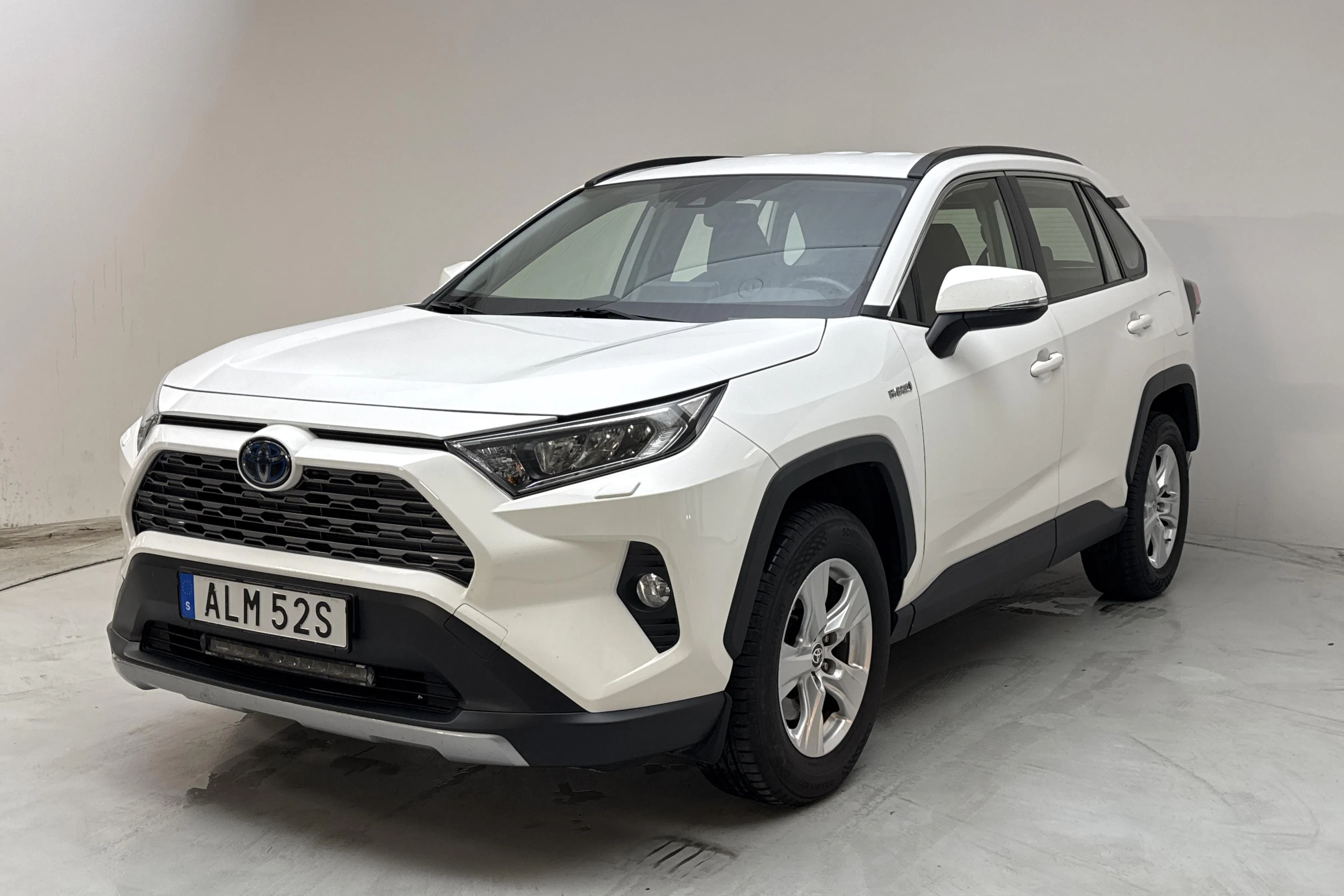 Presentationsfoto 1 av 13: Toyota RAV4 2.5 HSD AWD (222hk) - 12 425 mil - Automat - vit - 2020