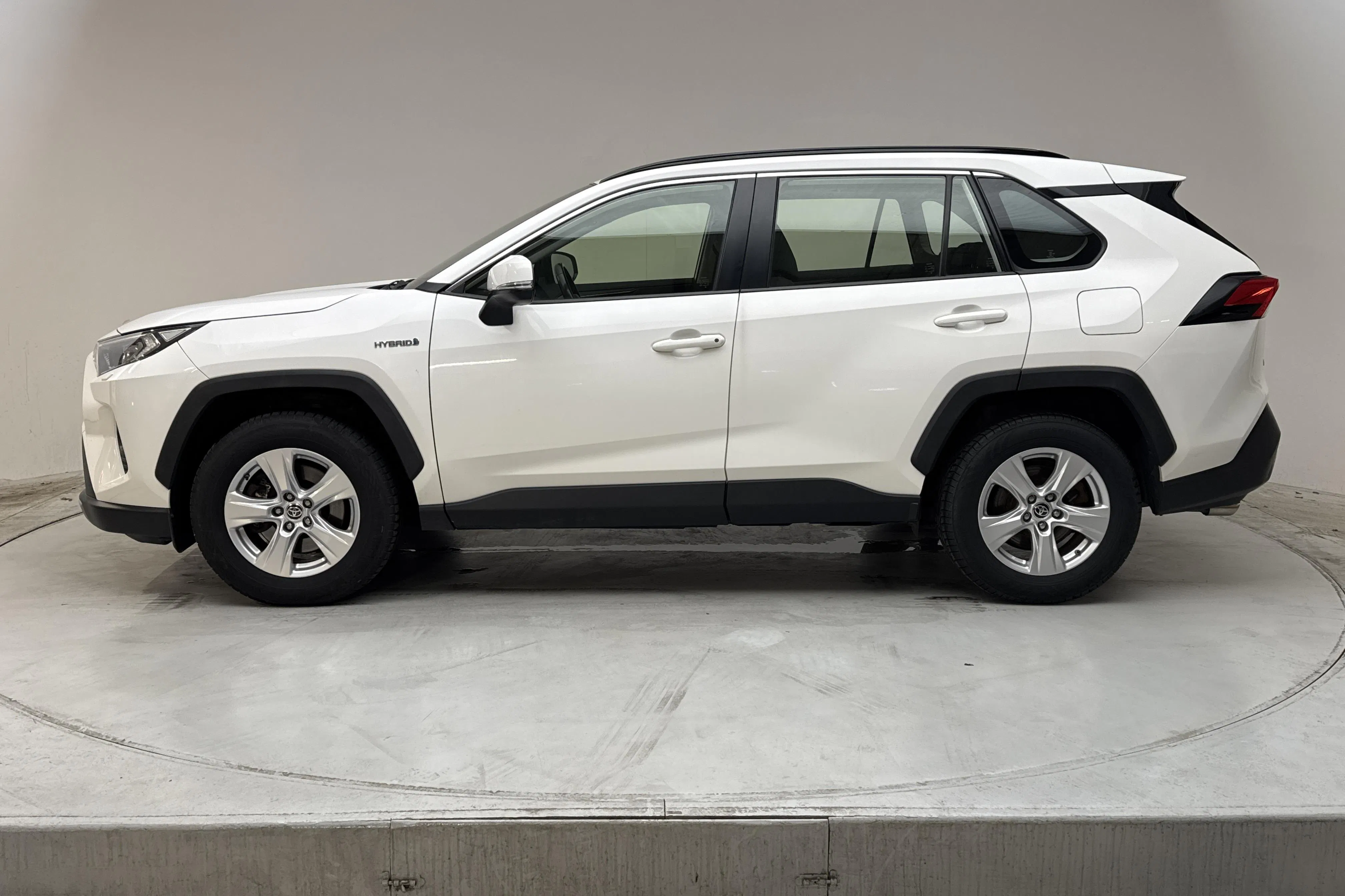 Presentationsfoto 2 av 13: Toyota RAV4 2.5 HSD AWD (222hk) - 12 425 mil - Automat - vit - 2020