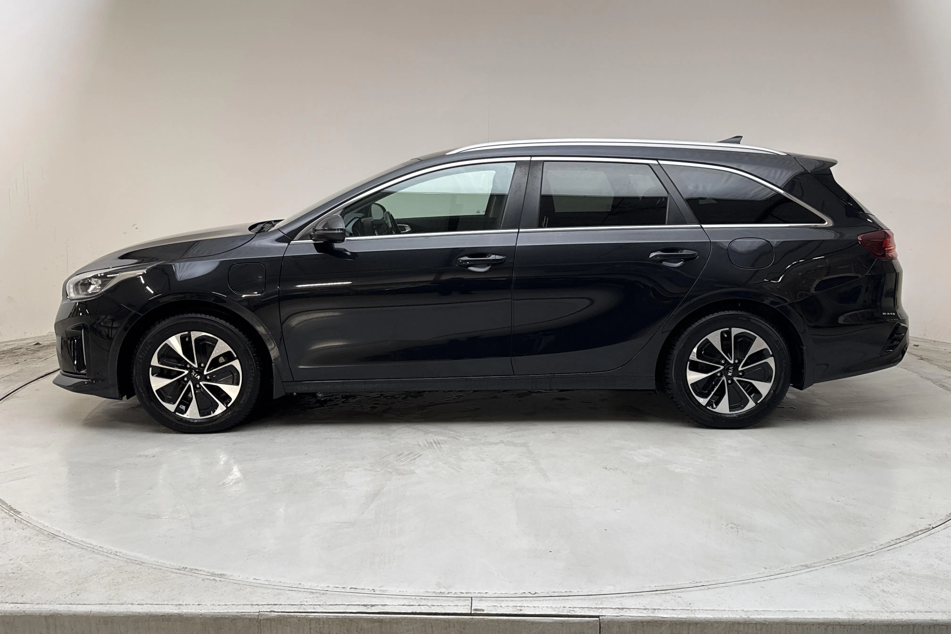 Presentationsfoto 2 av 16: KIA Ceed 1.6 Plug-in Hybrid SW (141hk) - 13 805 mil - Automat - svart - 2021