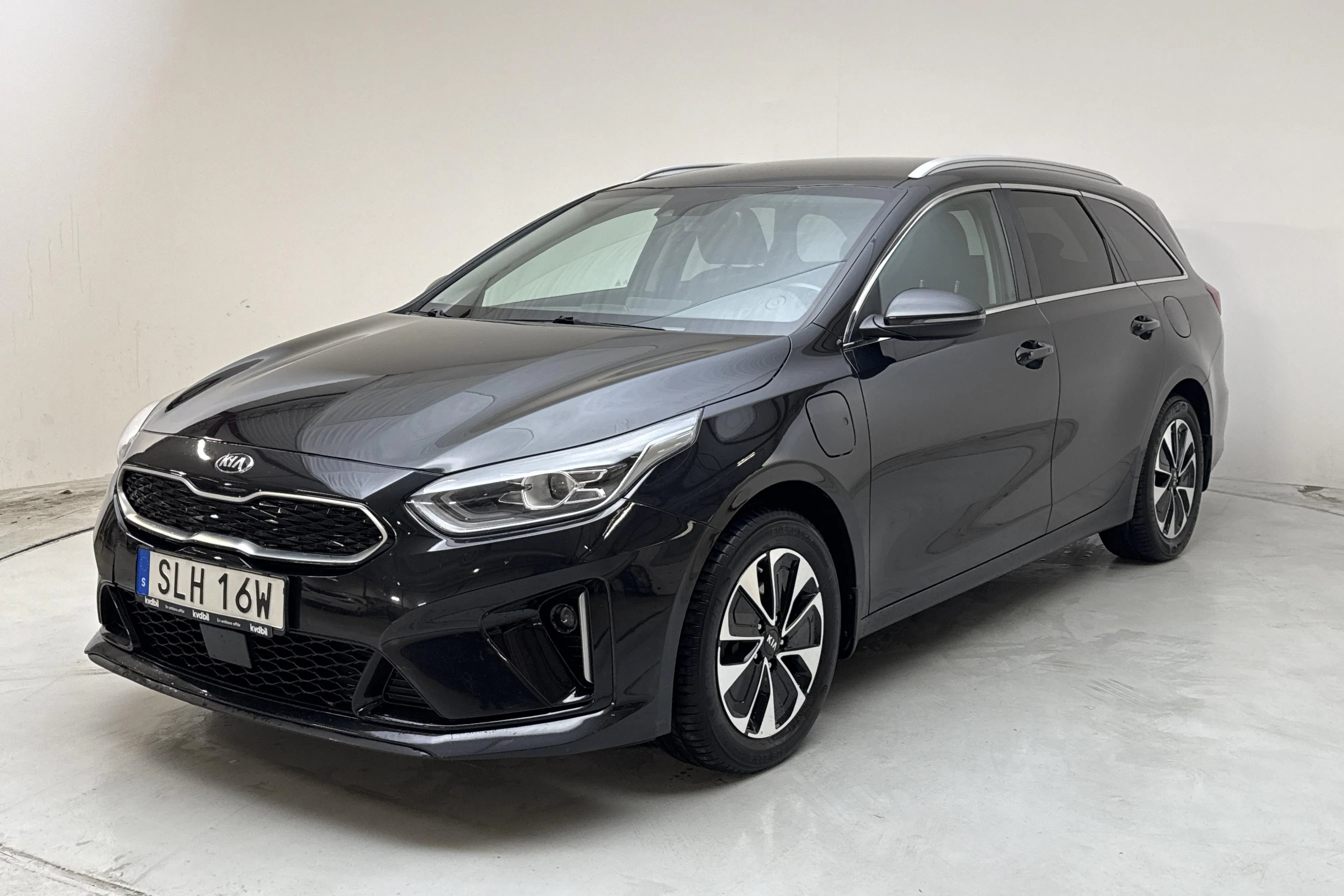 Presentationsfoto 1 av 16: KIA Ceed 1.6 Plug-in Hybrid SW (141hk) - 13 805 mil - Automat - svart - 2021