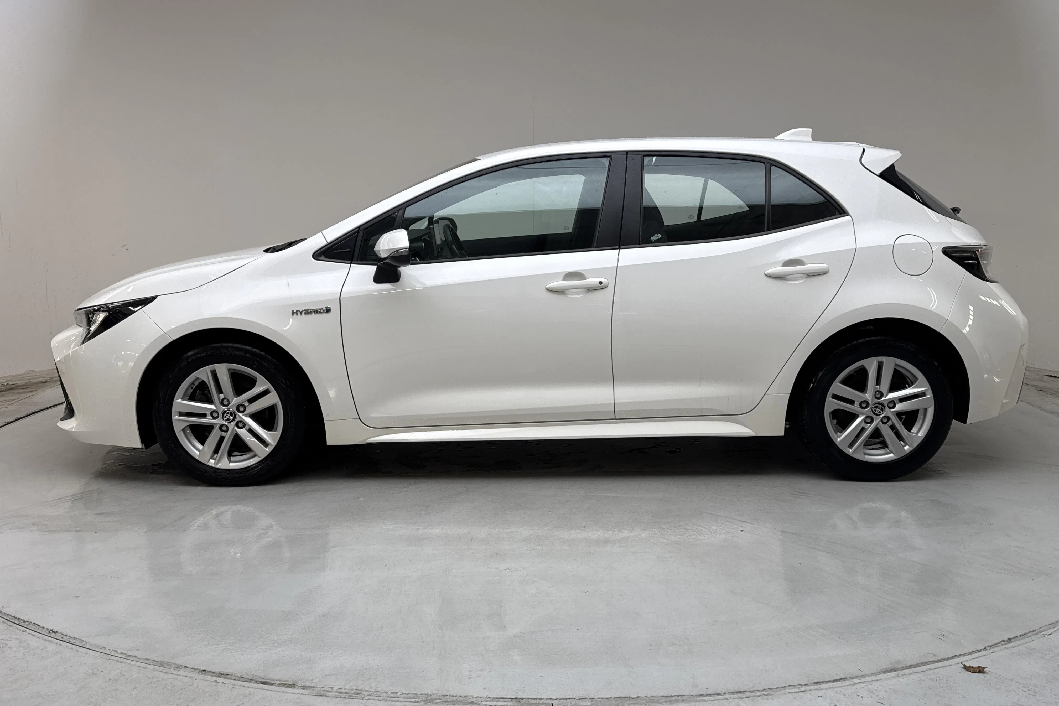 Presentation photo 2 of 13: Toyota Corolla 1.8 Hybrid 5dr (122hk) - 38 810 km - Automatic - white - 2020