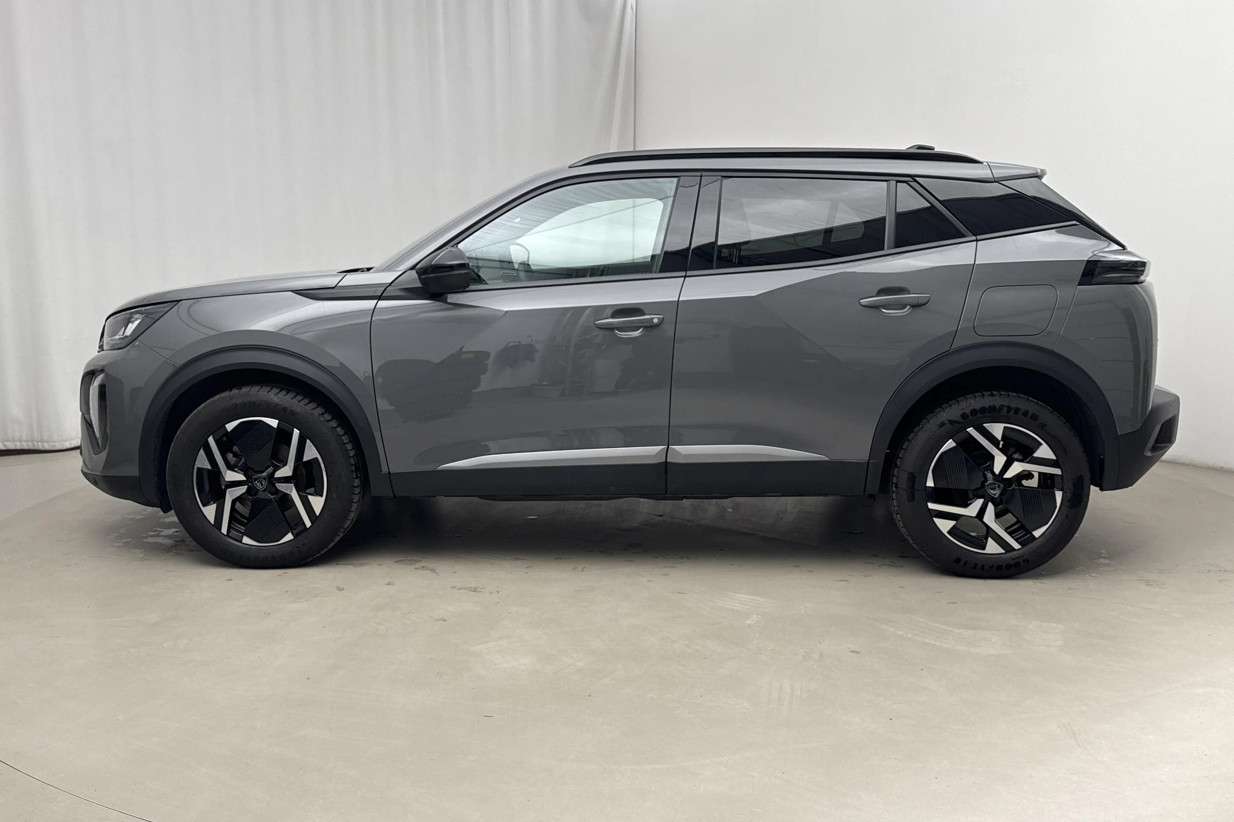 Presentationsfoto 2 av 14: Peugeot 2008 1.2 PureTech (130hk) - 3 217 mil - Manuell - grå - 2024
