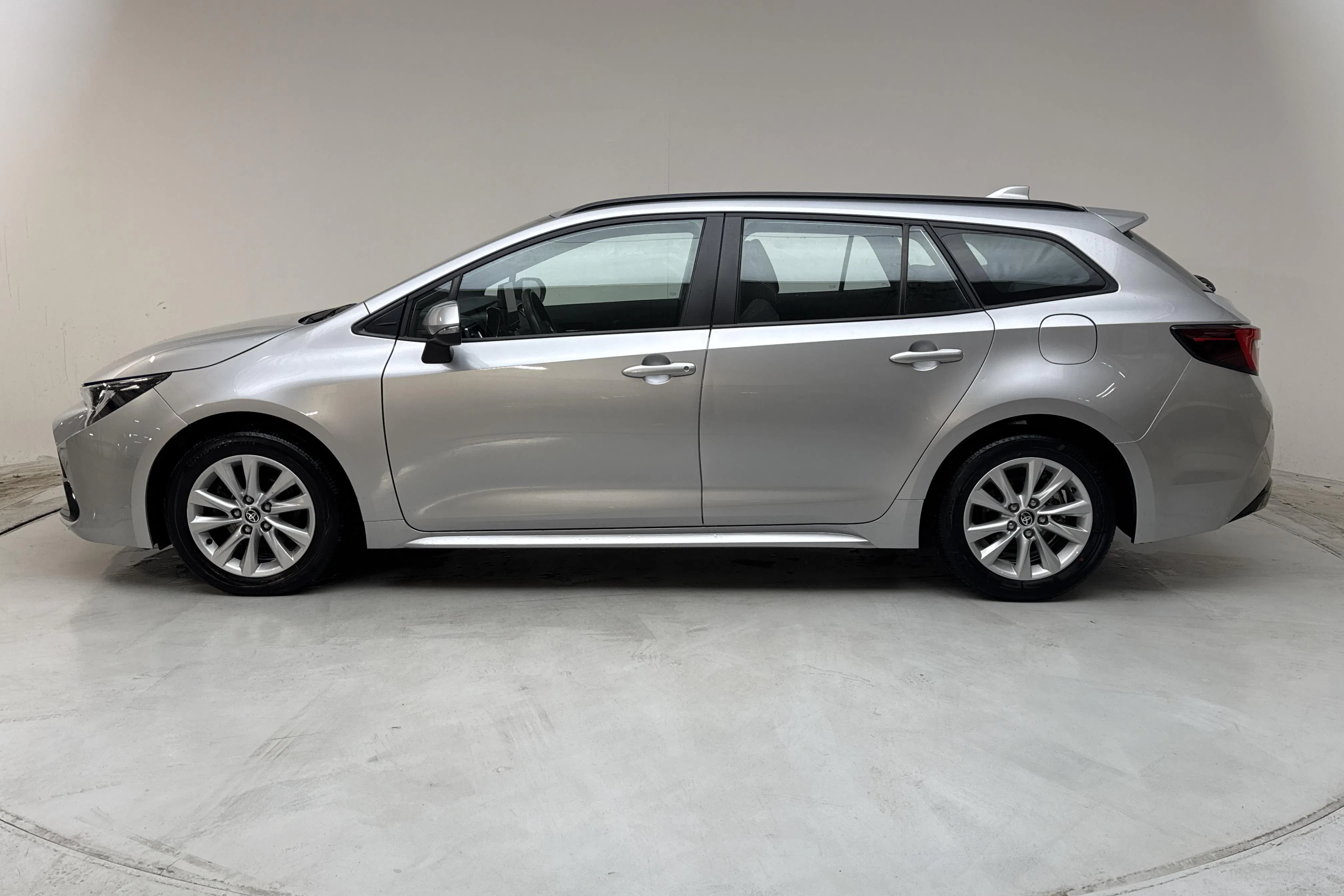 Presentation photo 2 of 13: Toyota Corolla 1.8 Hybrid Touring Sports (140hk) - 63 290 km - Automatic - silver - 2024
