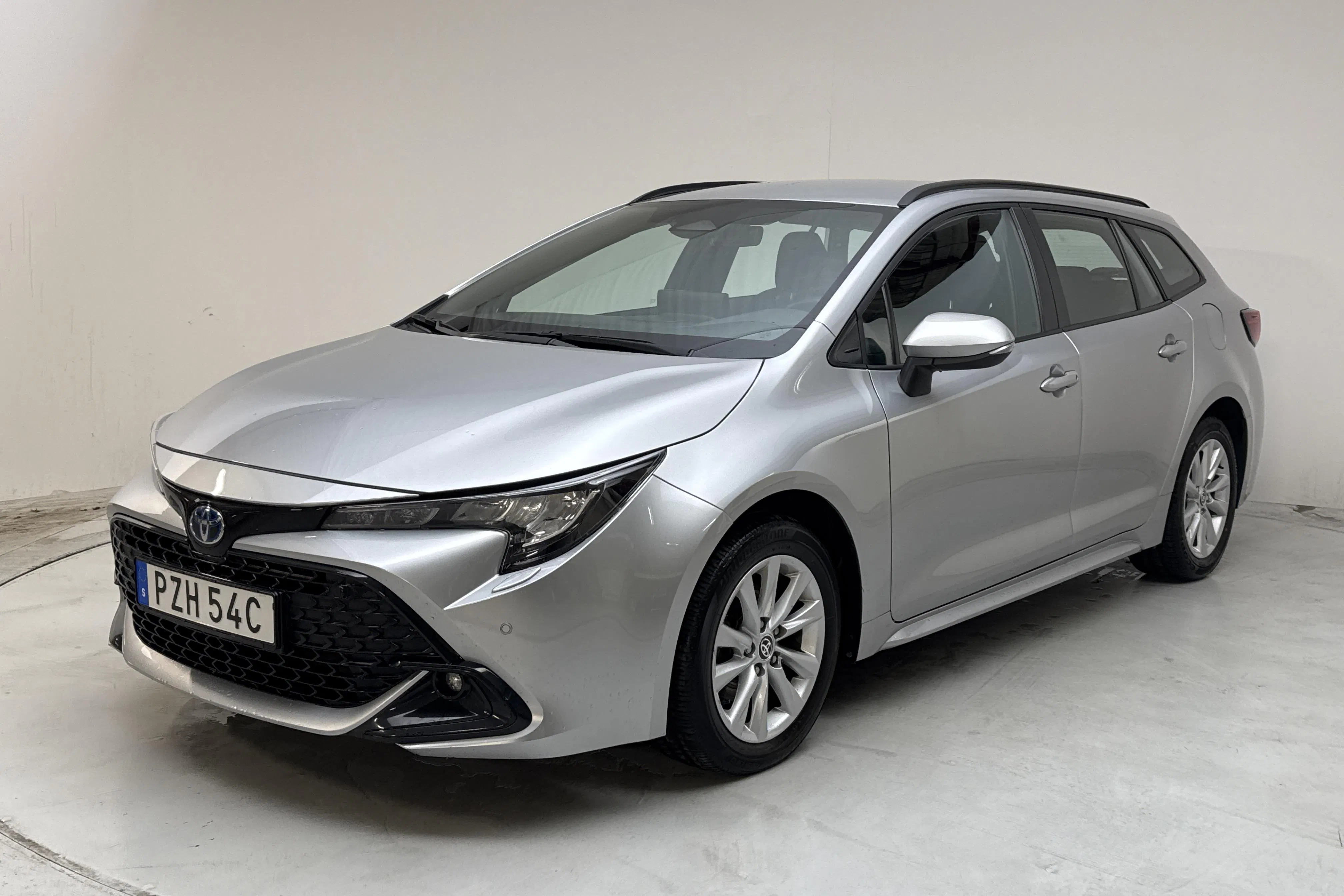 Presentation photo 1 of 13: Toyota Corolla 1.8 Hybrid Touring Sports (140hk) - 63 290 km - Automatic - silver - 2024