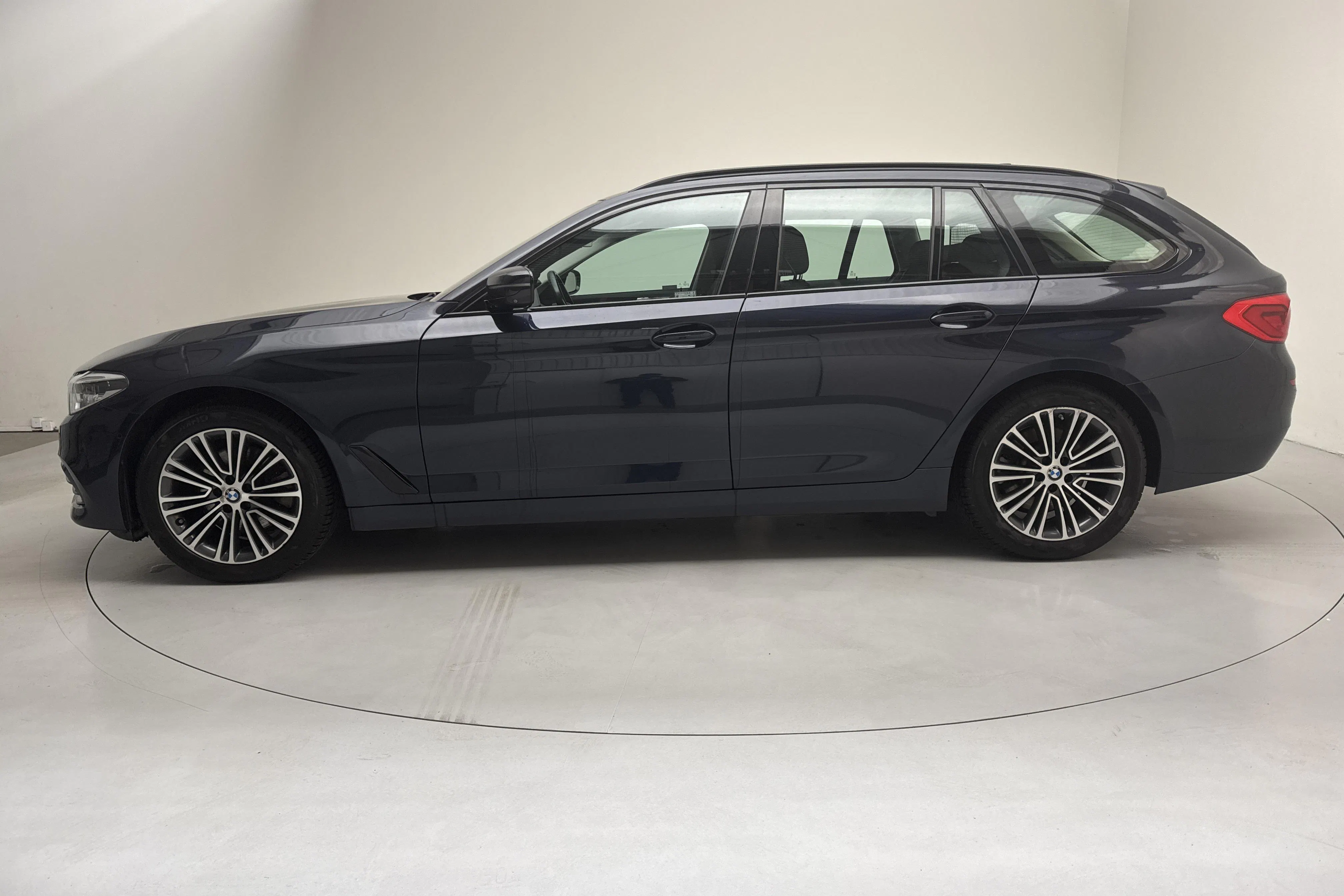 Presentationsfoto 2 av 16: BMW 520d xDrive Touring, G31 (190hk) - 21 237 mil - Automat - blå - 2019