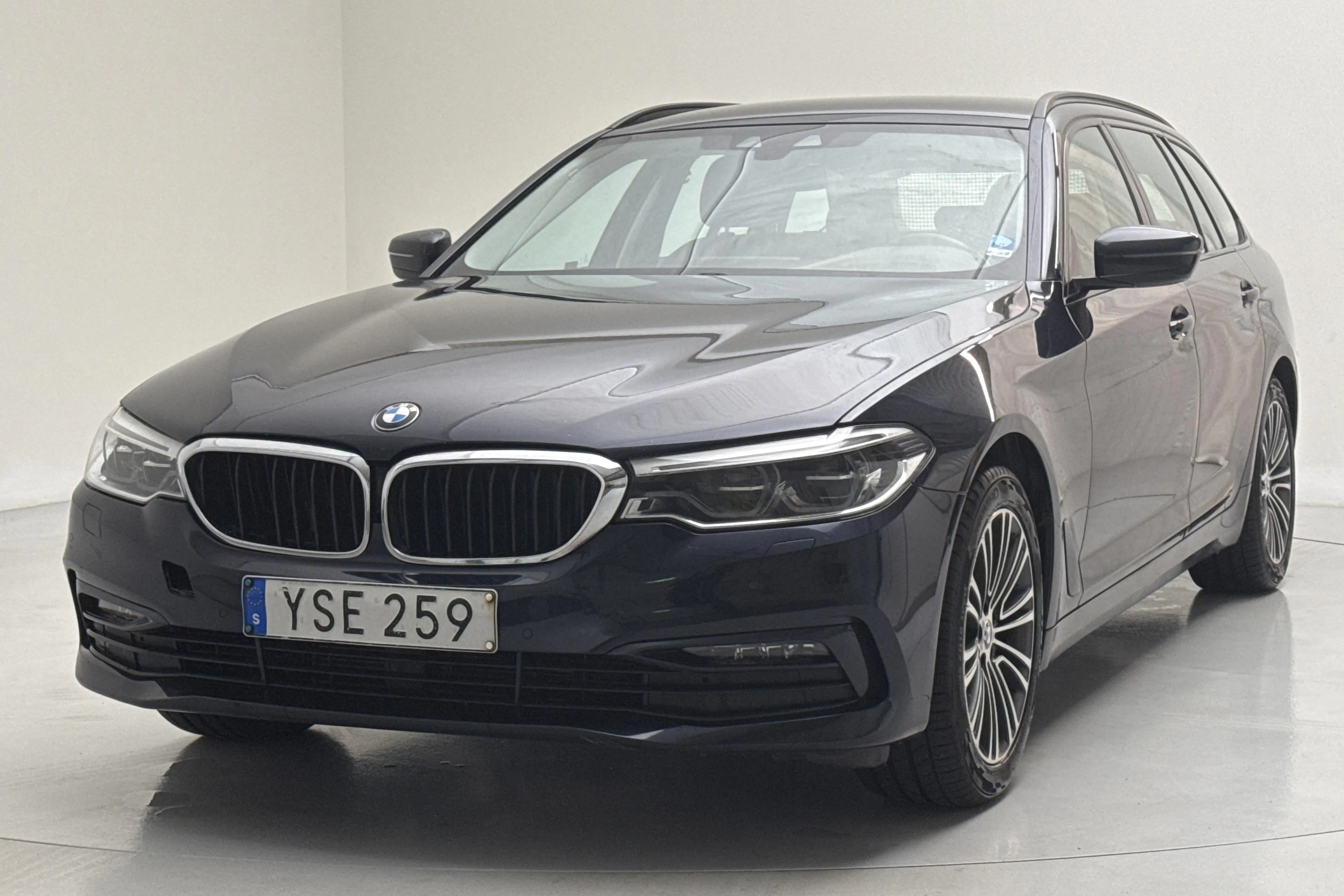 Presentationsfoto 1 av 16: BMW 520d xDrive Touring, G31 (190hk) - 21 237 mil - Automat - blå - 2019