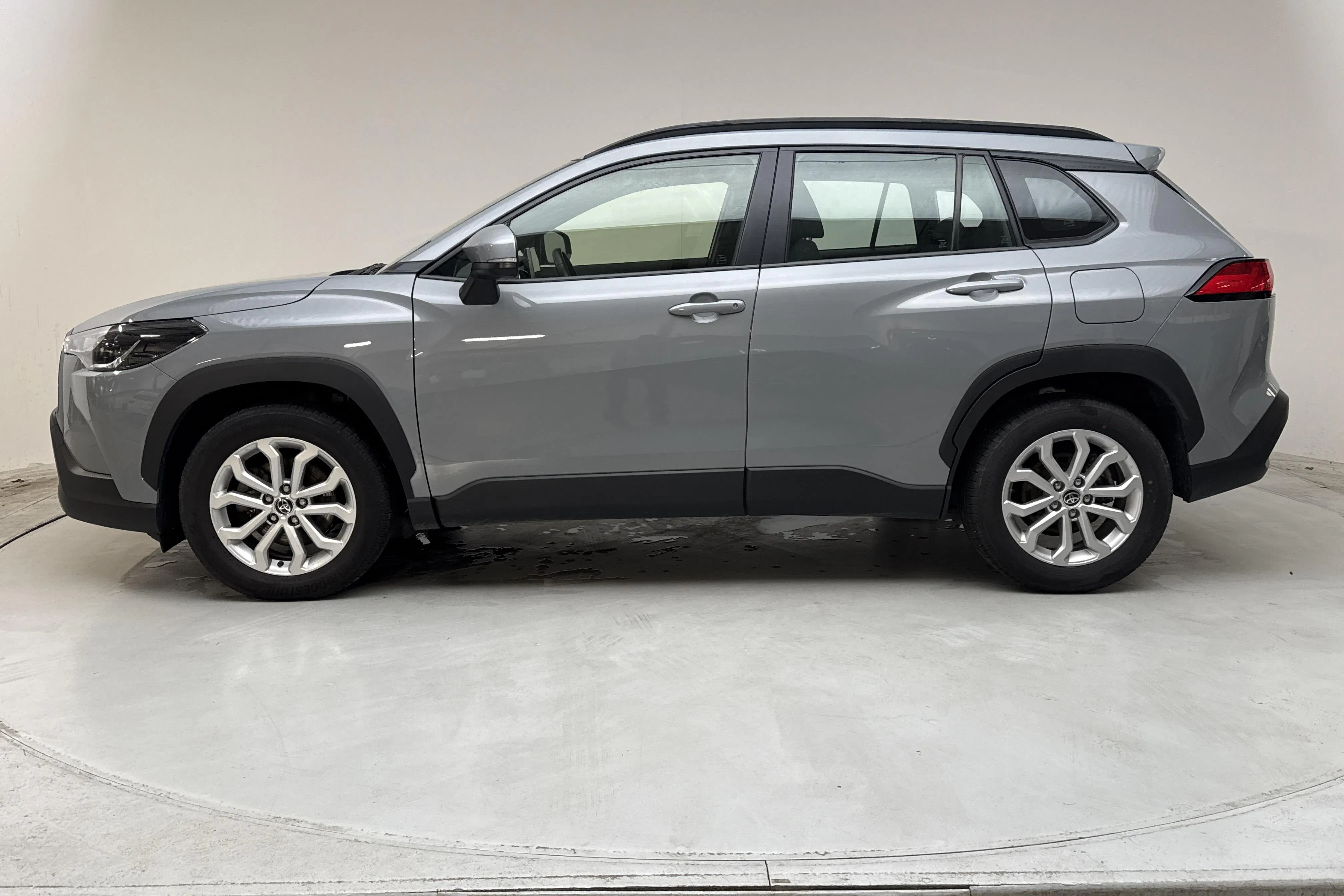 Presentation photo 2 of 13: Toyota Corolla Cross 2.0 AWD-i Elhybrid (197hk) - 83 950 km - Automatic - gray - 2024
