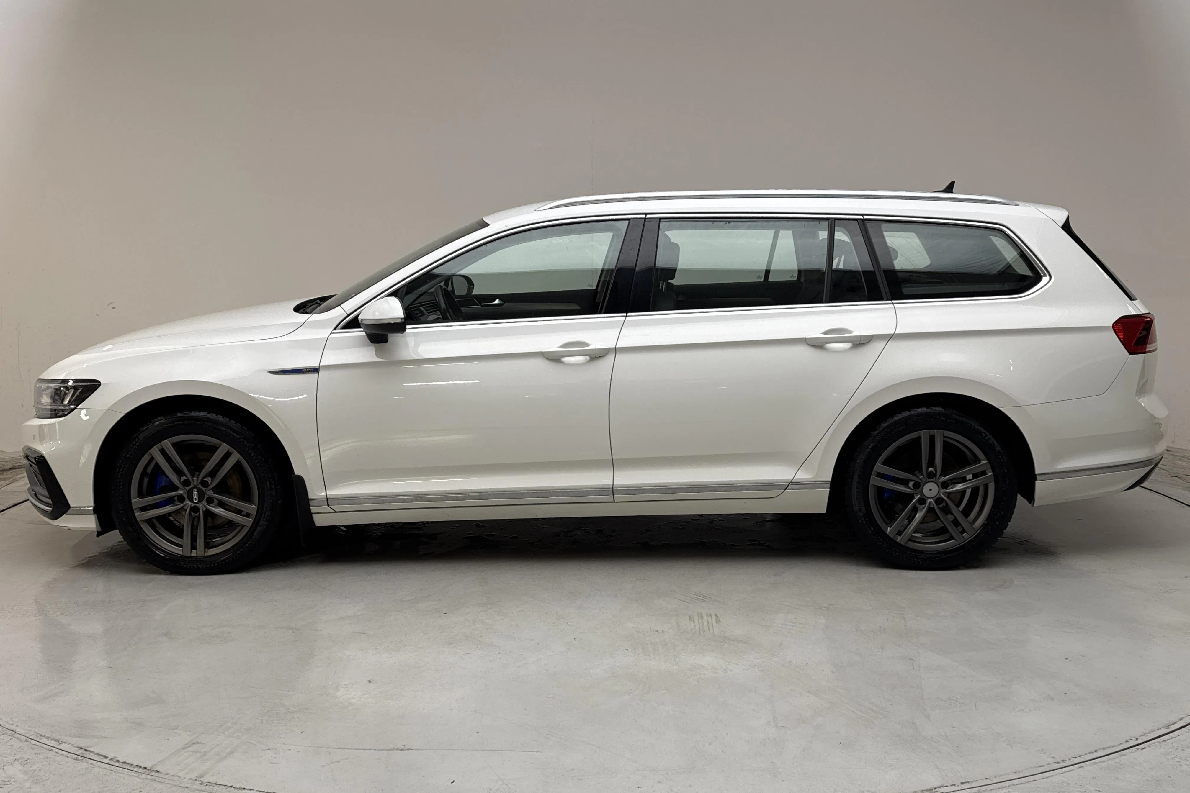 Presentation photo 2 of 17: VW Passat 1.4 GTE Sportscombi (218hk) - 197 550 km - Automatic - white - 2020