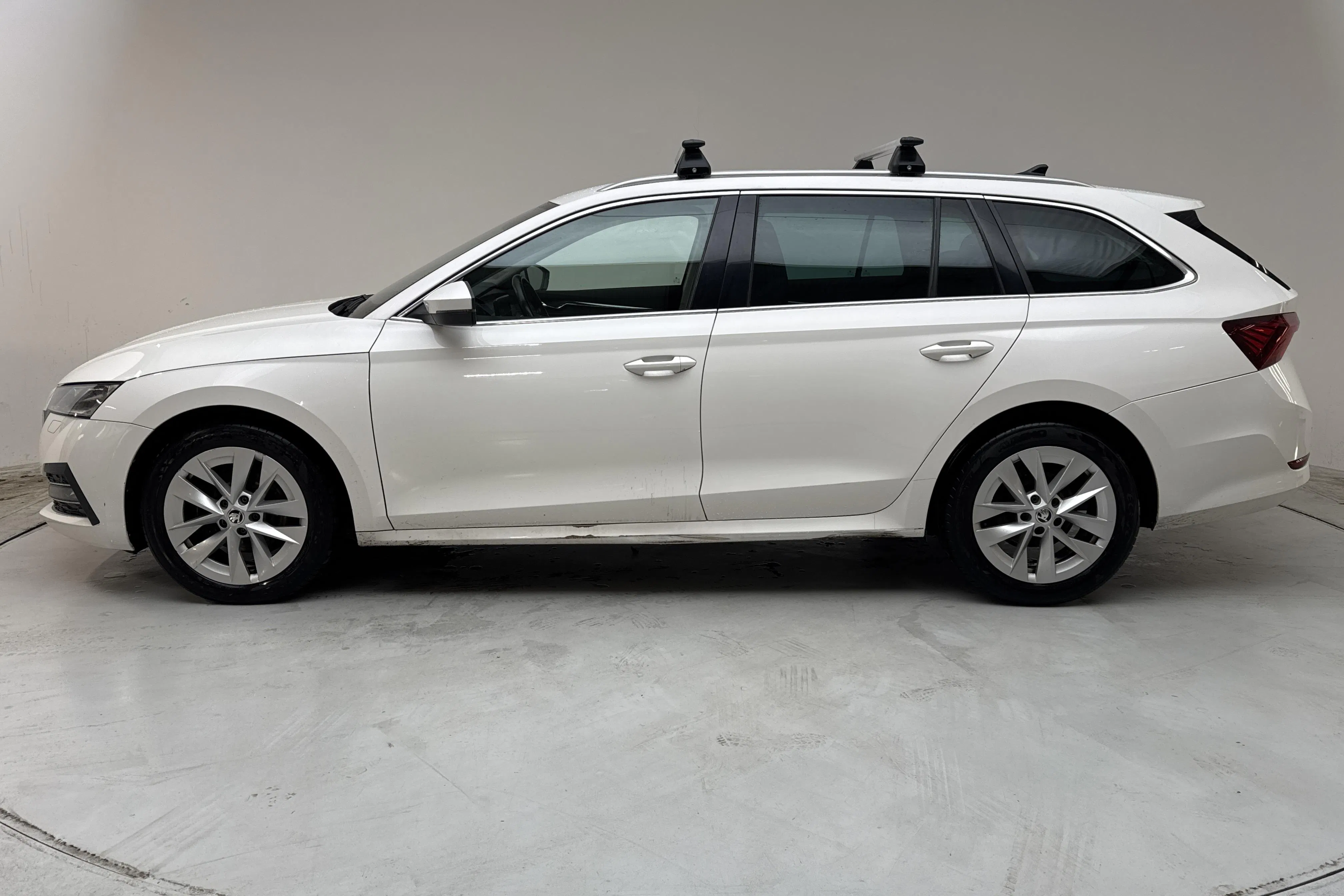 Presentationsfoto 2 av 14: Skoda Octavia 2.0 TDI Combi (150hk) - 21 971 mil - Automat - vit - 2022