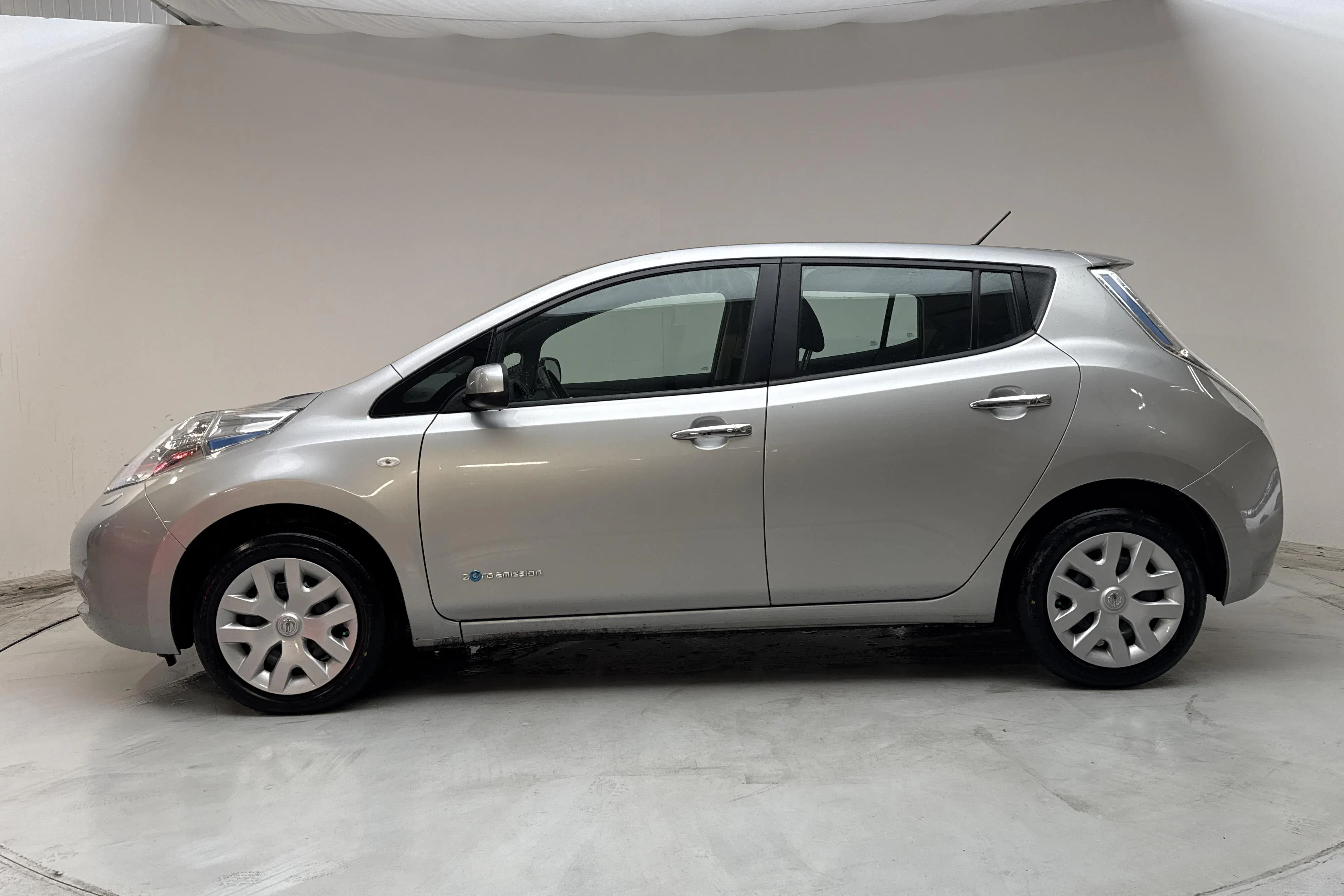 Presentationsfoto 2 av 14: Nissan LEAF 5dr 24kWh (109hk) - 9 290 mil - Automat - silver - 2015
