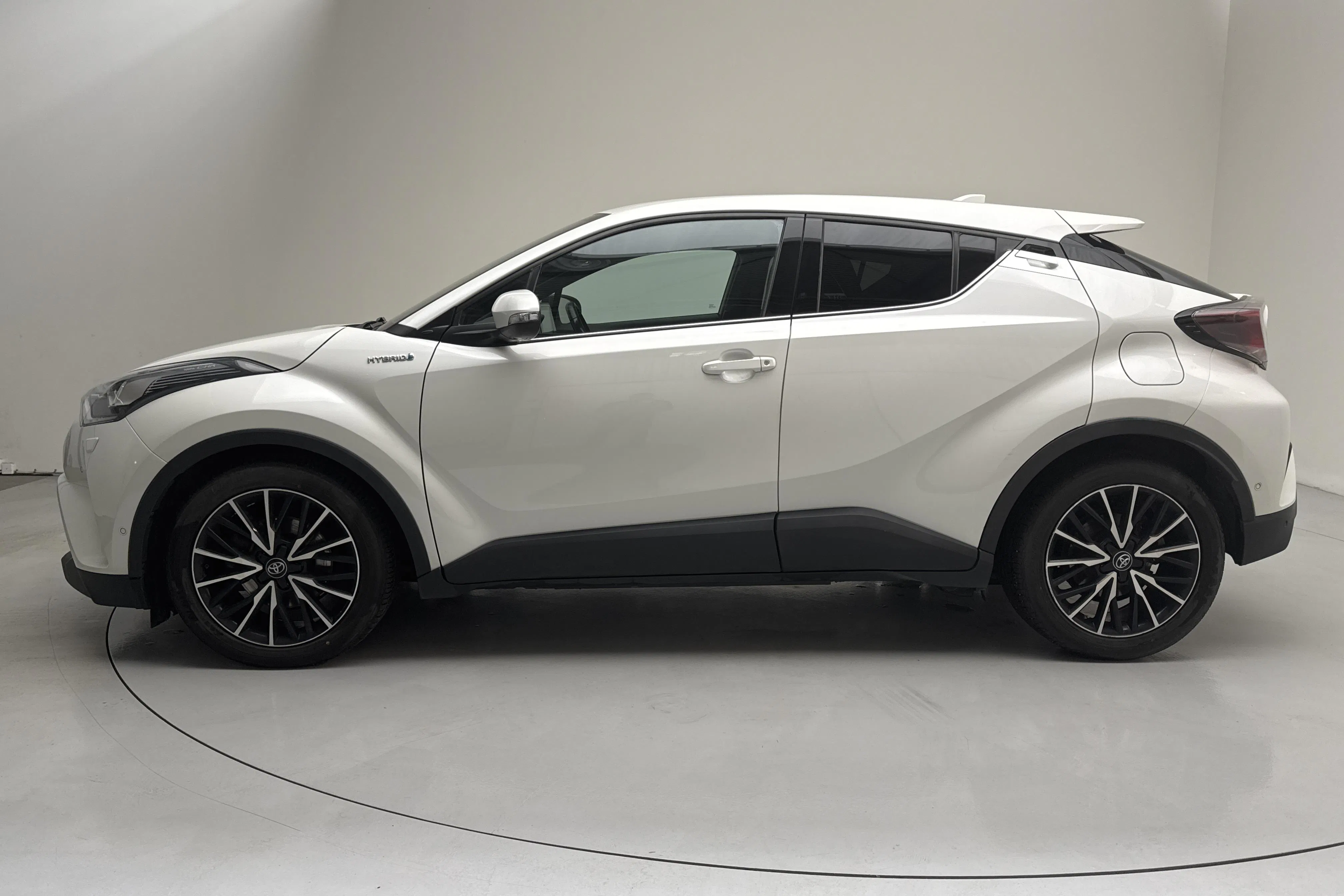 Presentationsfoto 2 av 13: Toyota C-HR 1.8 HSD (122hk) - 15 354 mil - Automat - vit - 2018