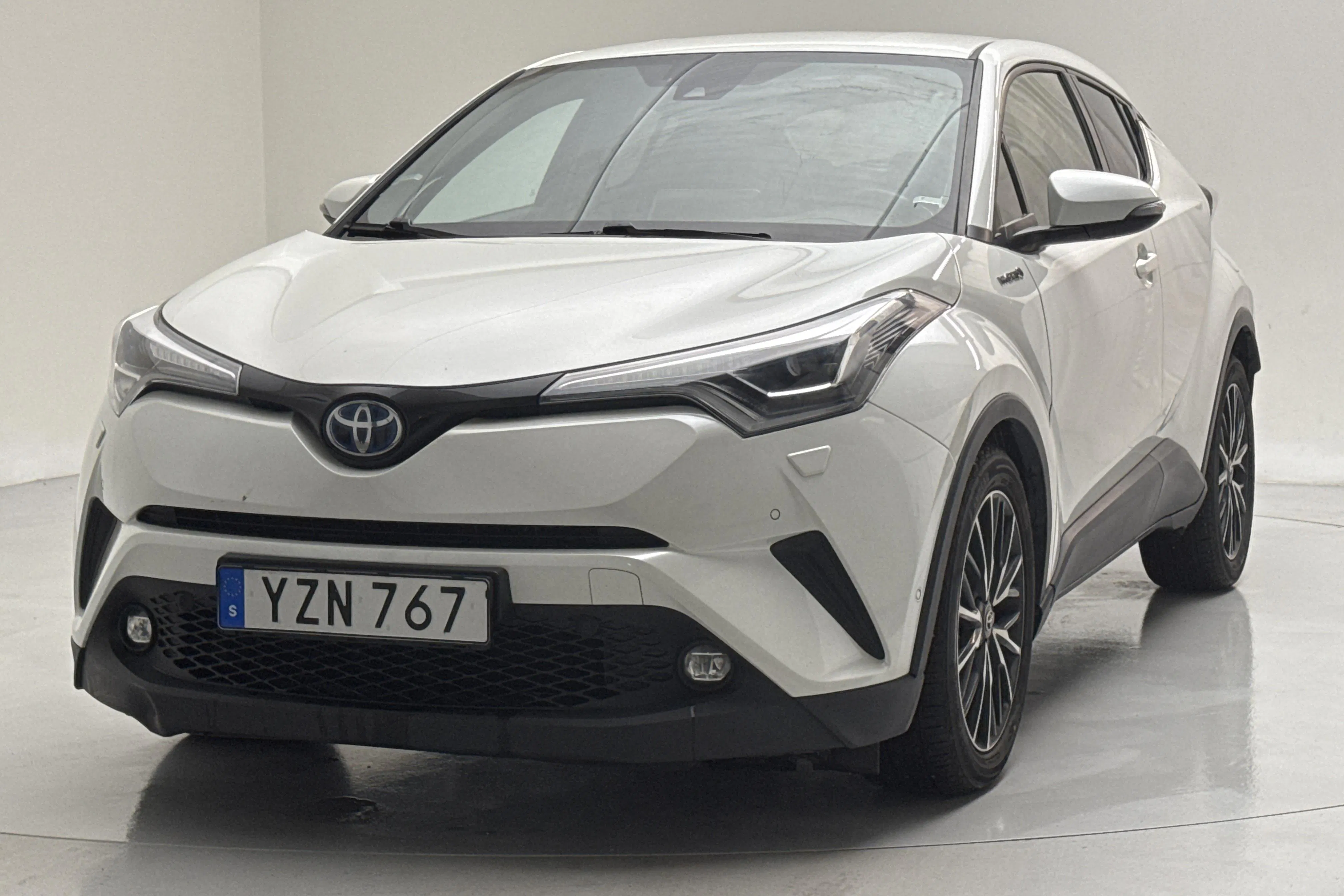 Presentationsfoto 1 av 13: Toyota C-HR 1.8 HSD (122hk) - 15 354 mil - Automat - vit - 2018