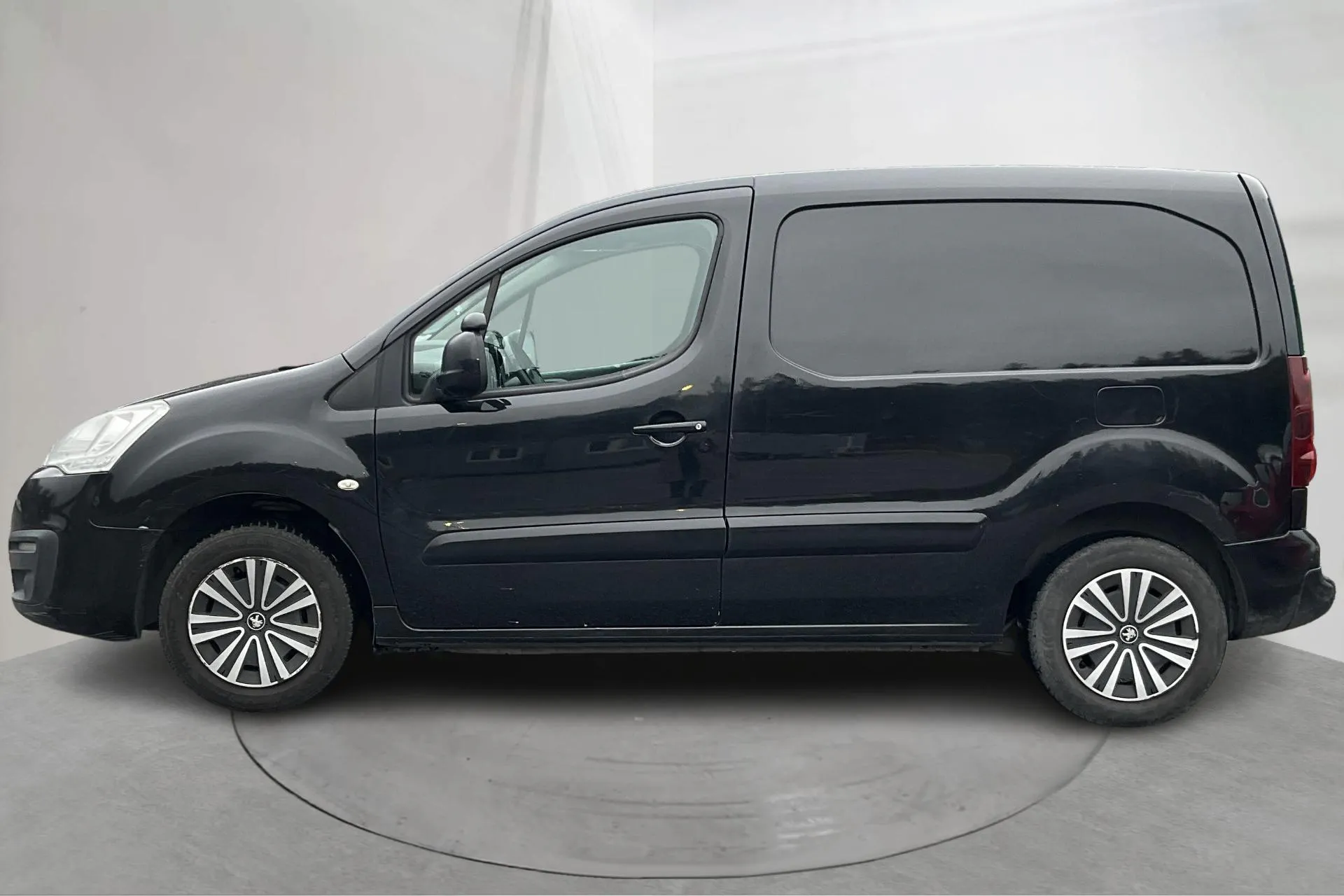 Presentationsfoto 2 av 14: Peugeot Partner 1.6 BlueHDI Skåp (100hk) - 22 580 mil - Manuell - svart - 2016