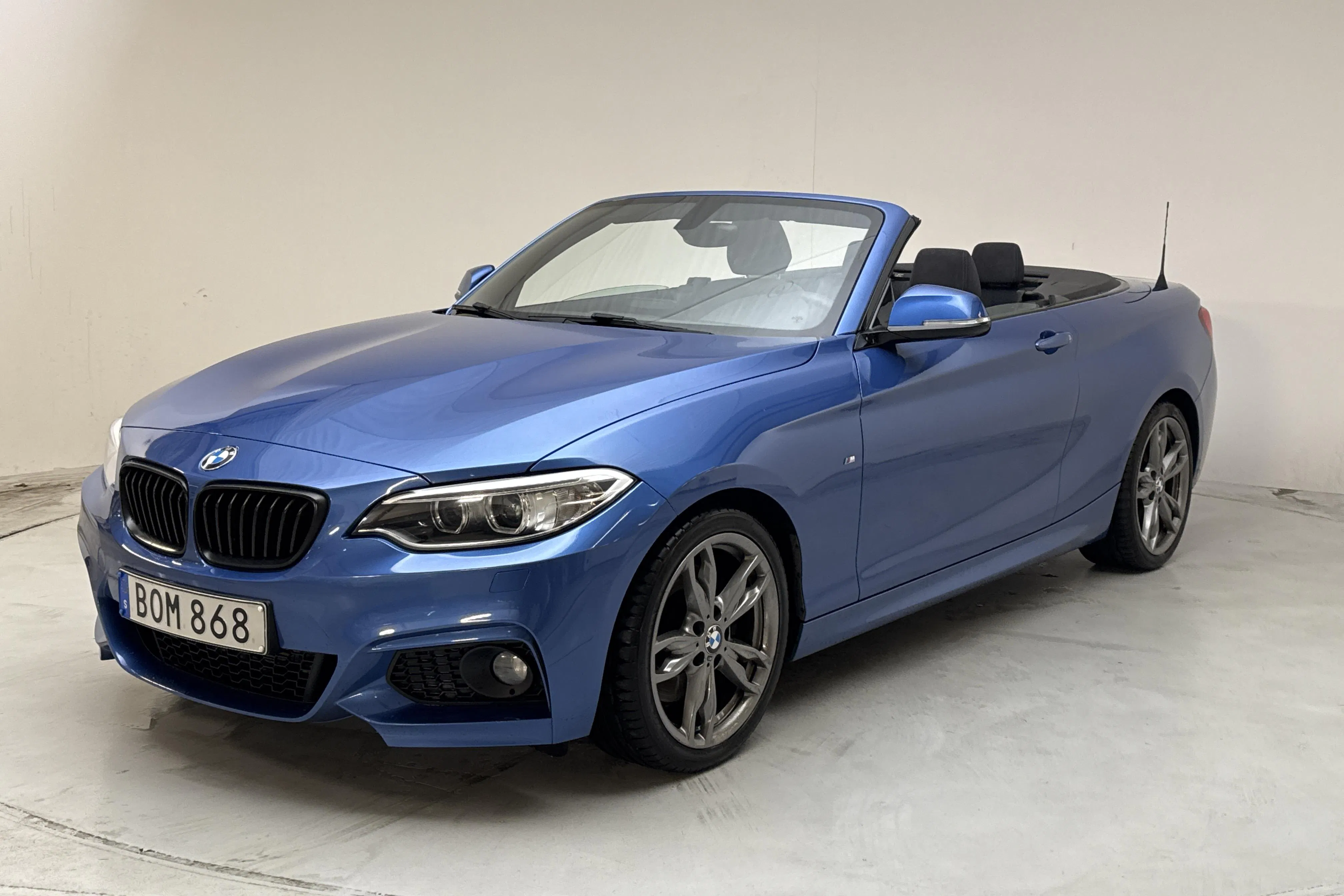 Presentation photo 1 of 19: BMW 228i Cabriolet, F23 (245hk) - 70 790 km - Manual - blue - 2015