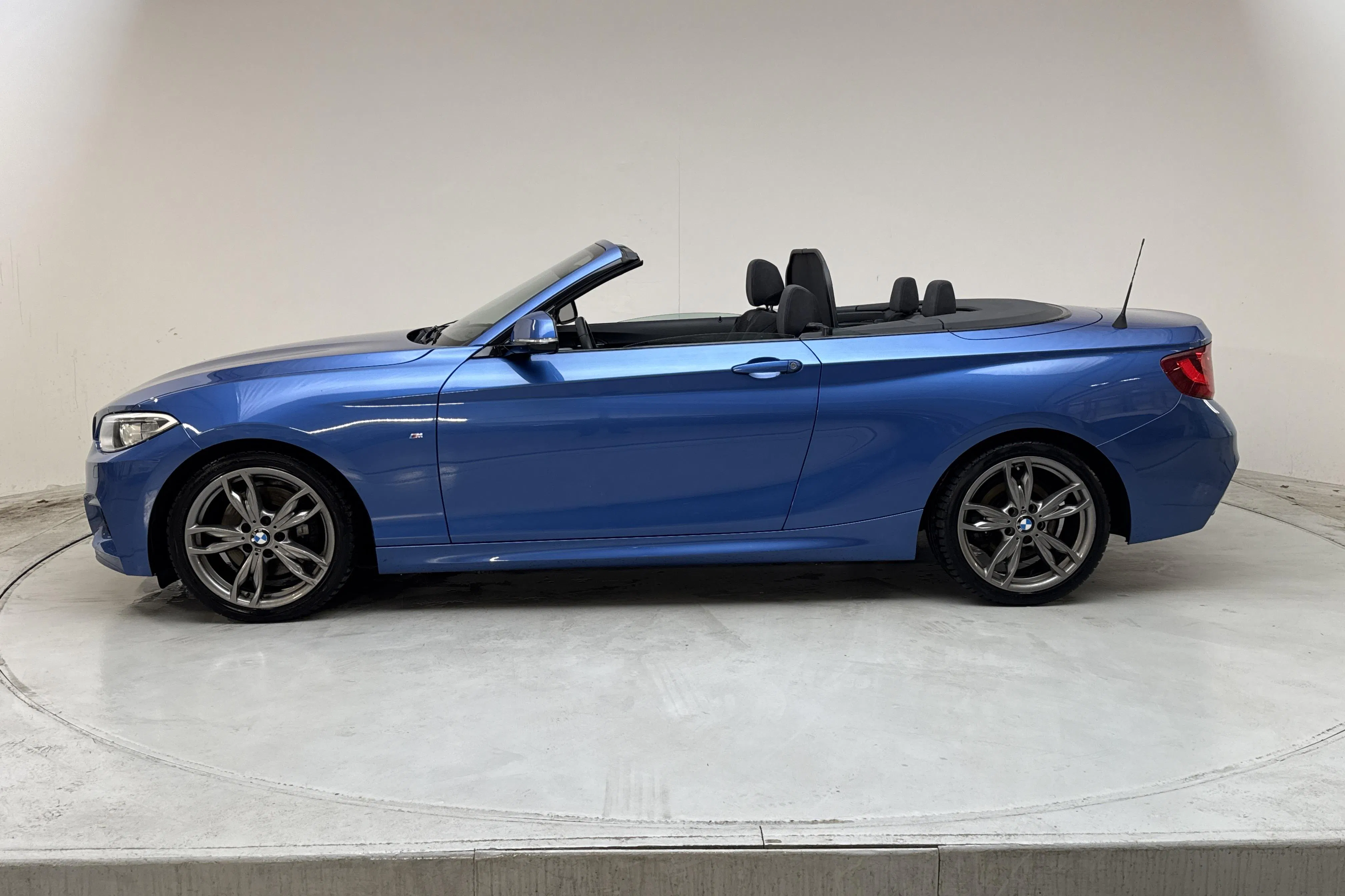 Presentation photo 2 of 19: BMW 228i Cabriolet, F23 (245hk) - 70 790 km - Manual - blue - 2015
