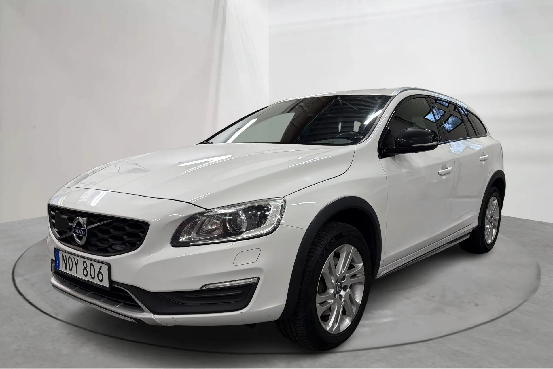 Presentationsfoto 1 av 14: Volvo V60 D4 Cross Country (190hk) - 27 089 mil - Automat - vit - 2017