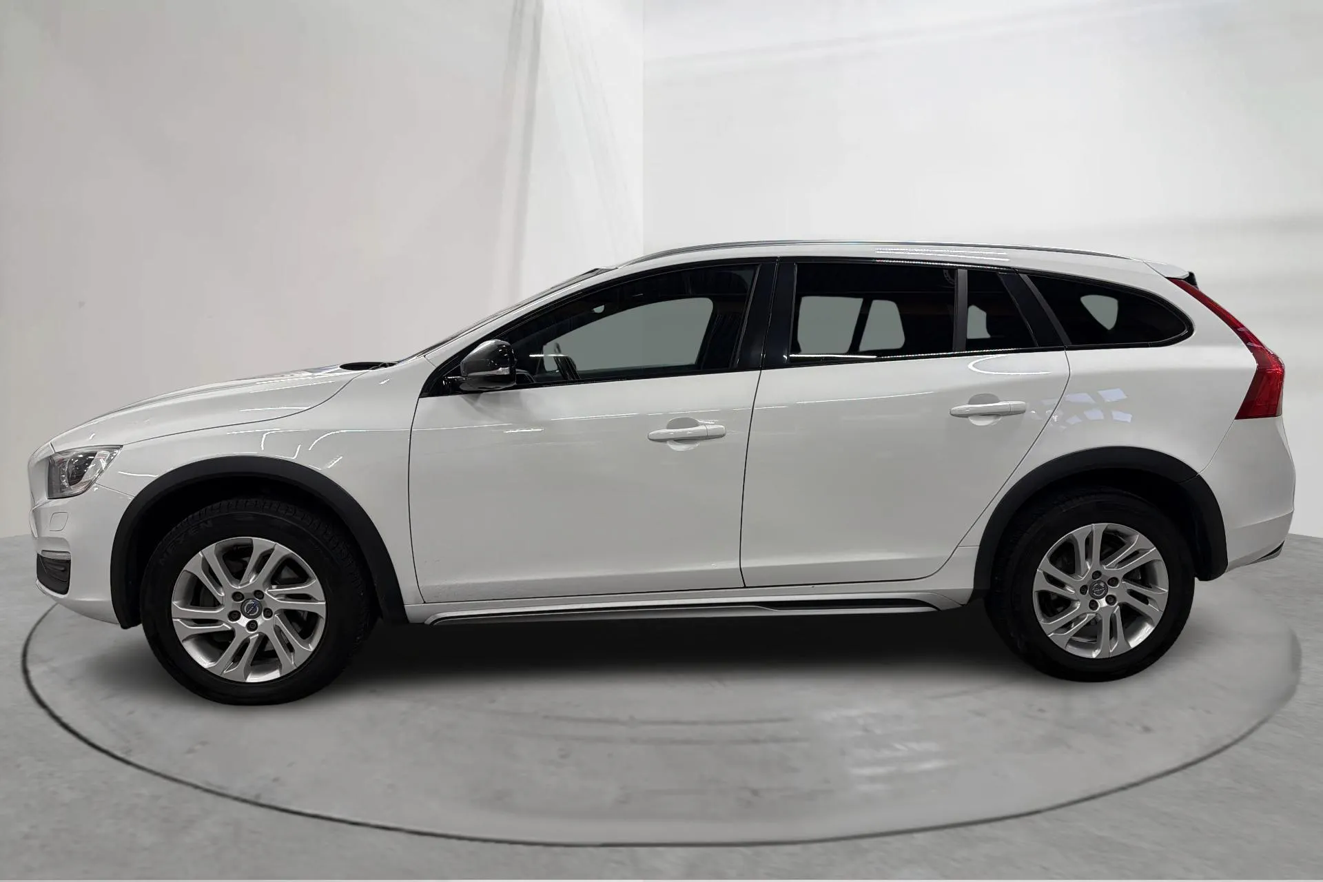 Presentationsfoto 2 av 14: Volvo V60 D4 Cross Country (190hk) - 27 089 mil - Automat - vit - 2017