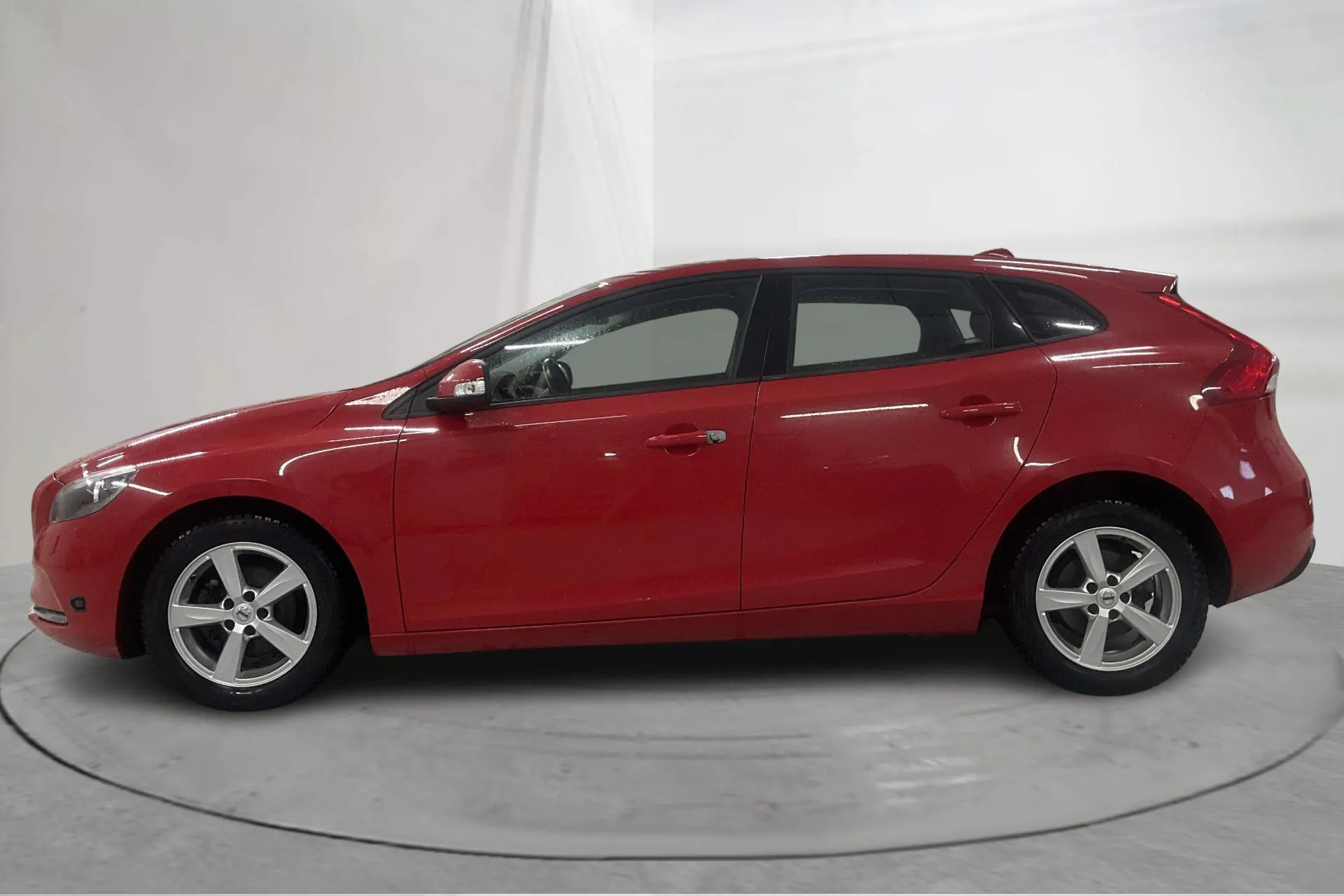 Presentationsfoto 2 av 19: Volvo V40 D2 (120hk) - 7 980 mil - Manuell - röd - 2017