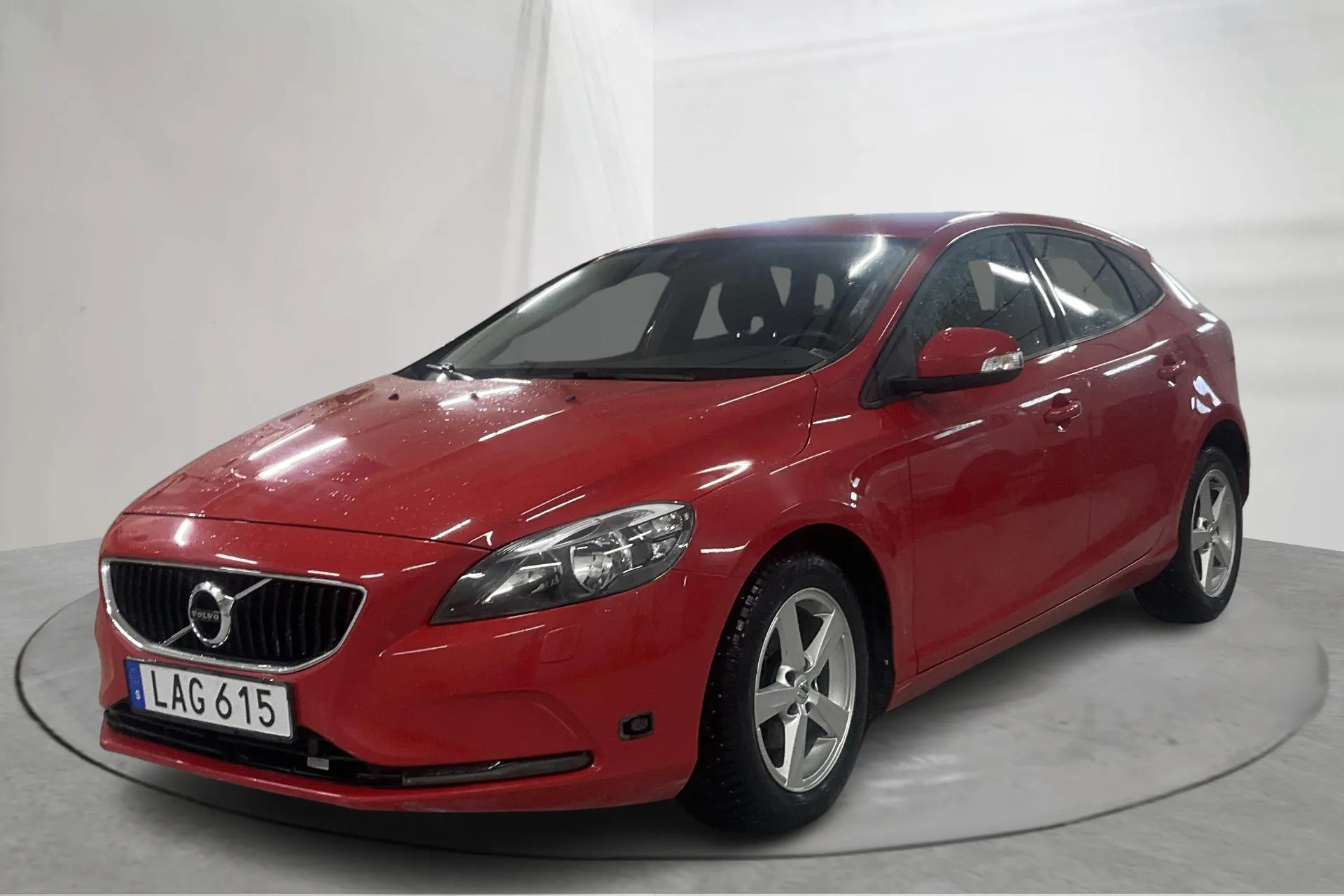 Presentationsfoto 1 av 19: Volvo V40 D2 (120hk) - 7 980 mil - Manuell - röd - 2017