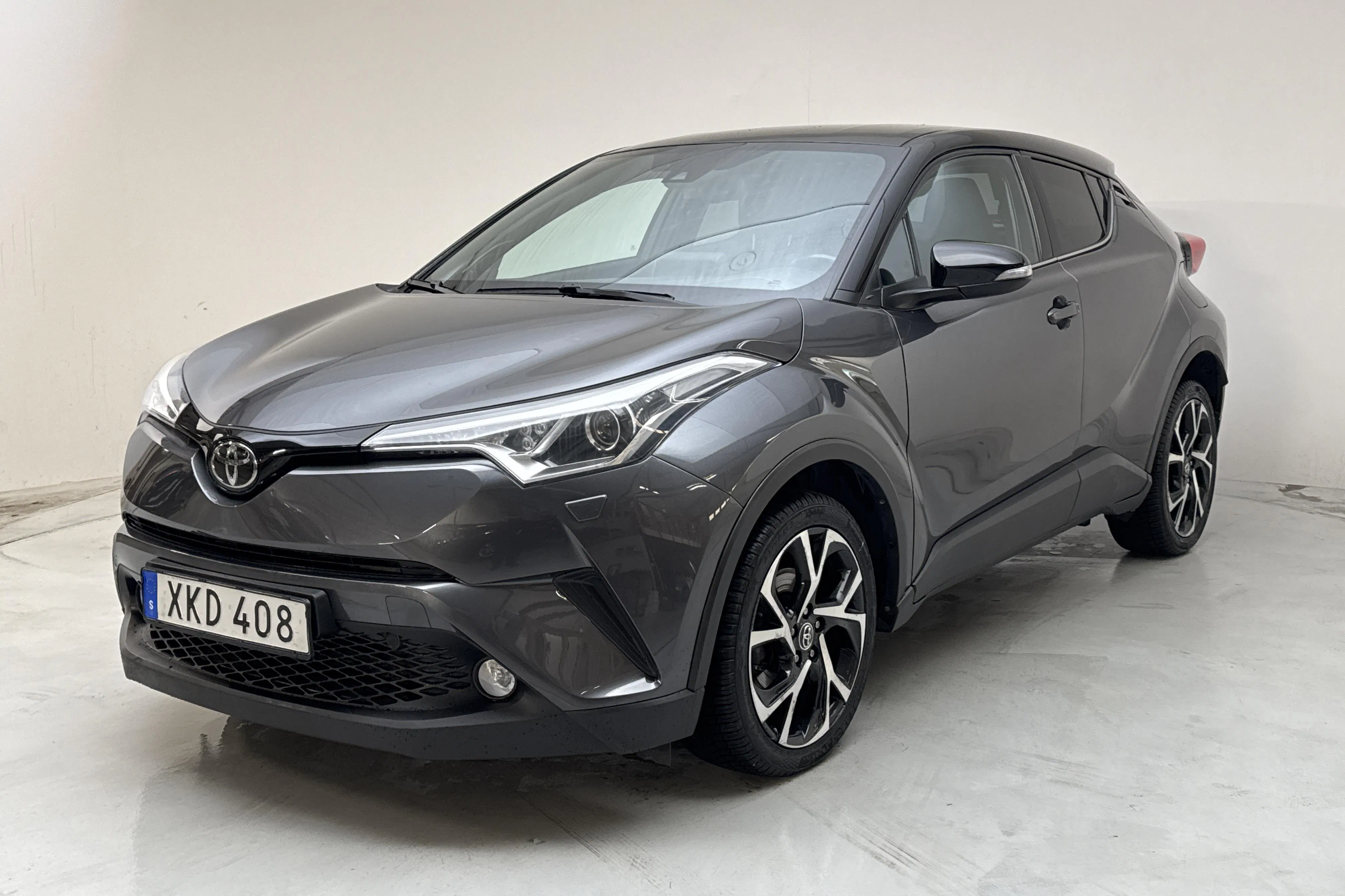 Presentationsfoto 1 av 12: Toyota C-HR 1.2T AWD (116hk) - 12 817 mil - Automat - Mörkgrå - 2017
