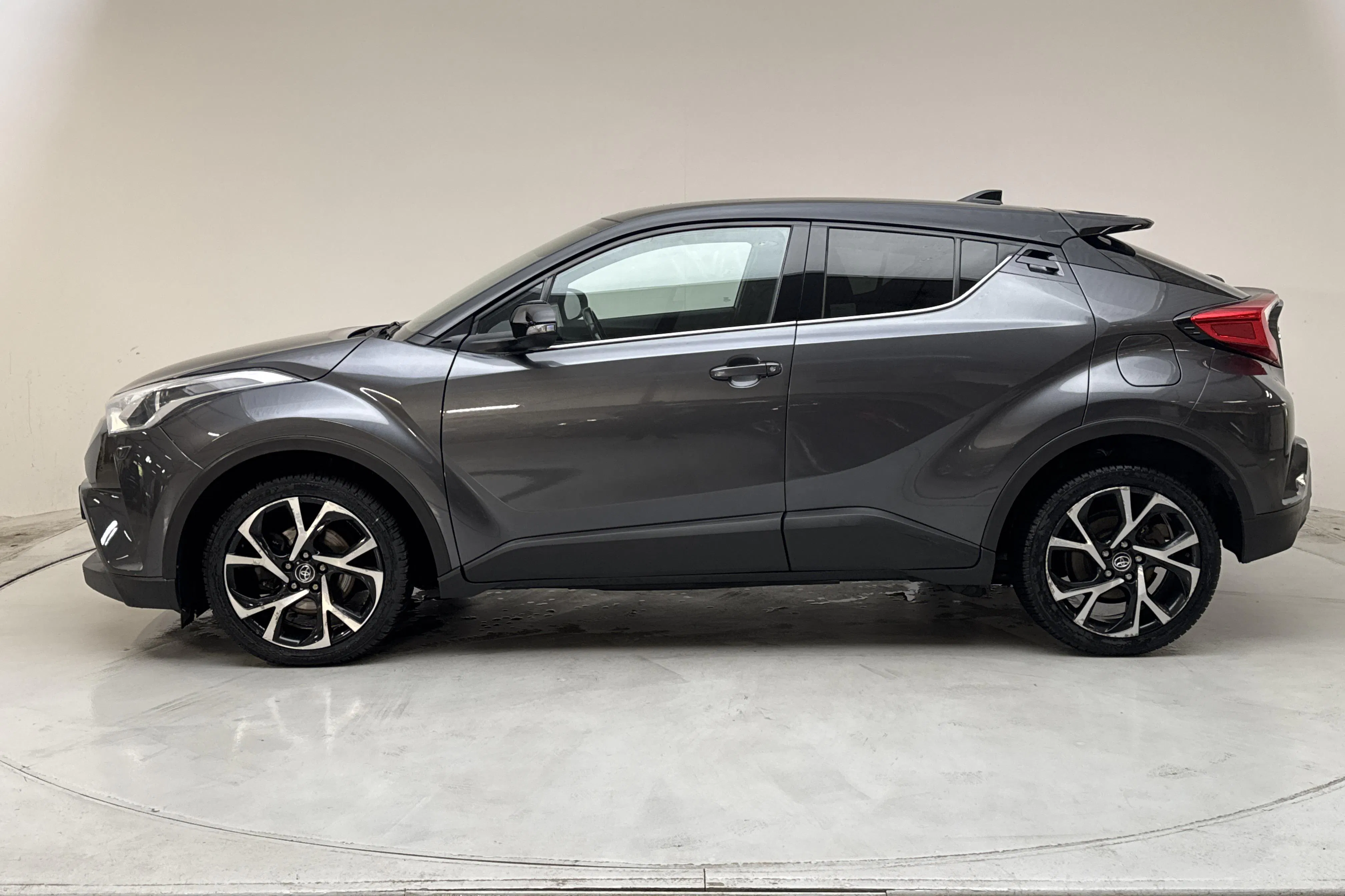 Presentationsfoto 2 av 12: Toyota C-HR 1.2T AWD (116hk) - 12 817 mil - Automat - Mörkgrå - 2017