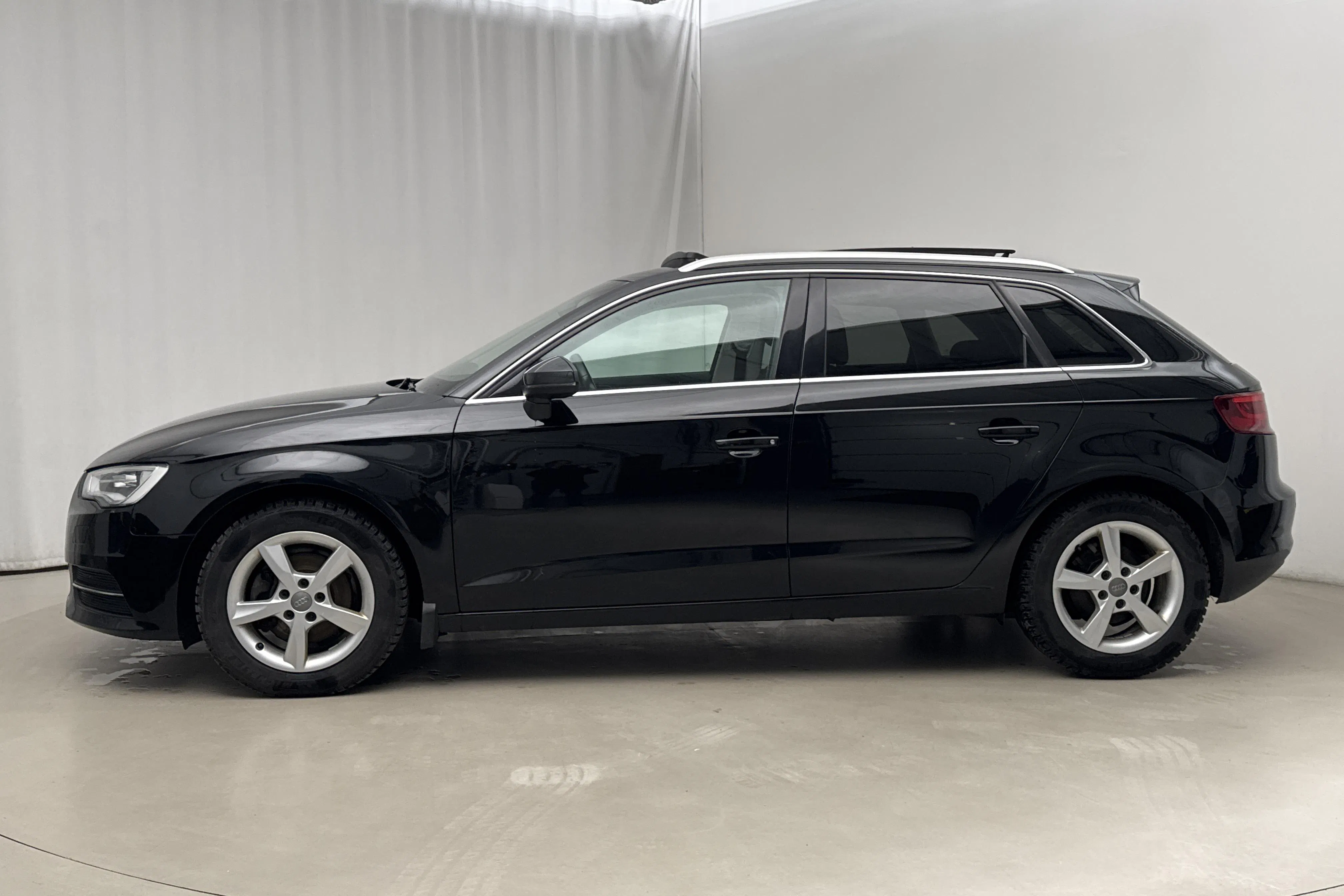 Presentation photo 2 of 18: Audi A3 1.6 TDI Sportback (110hk) - 126 210 km - Automatic - black - 2016