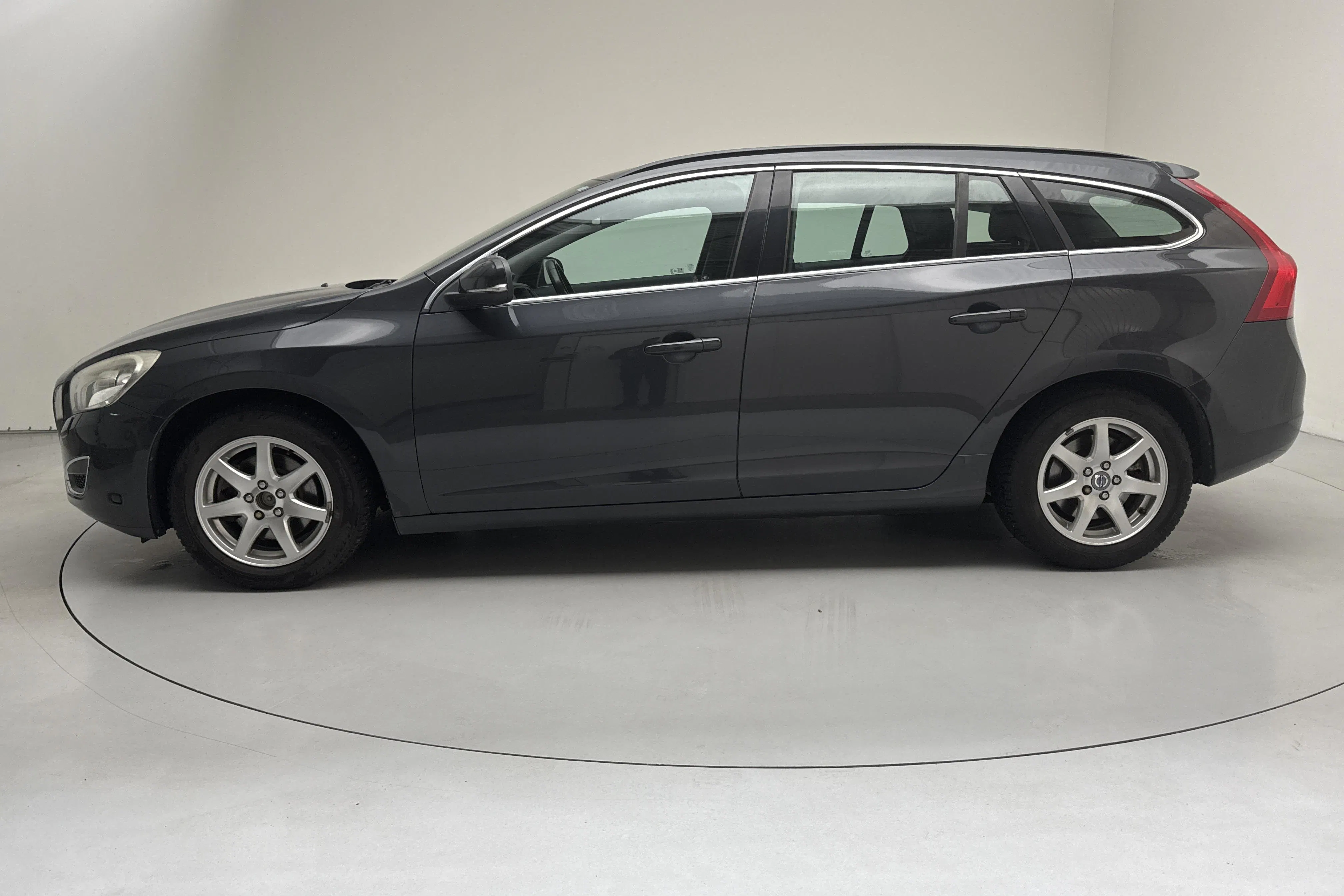 Presentationsfoto 2 av 12: Volvo V60 T3 (150hk) - 17 070 mil - Manuell - grå - 2011