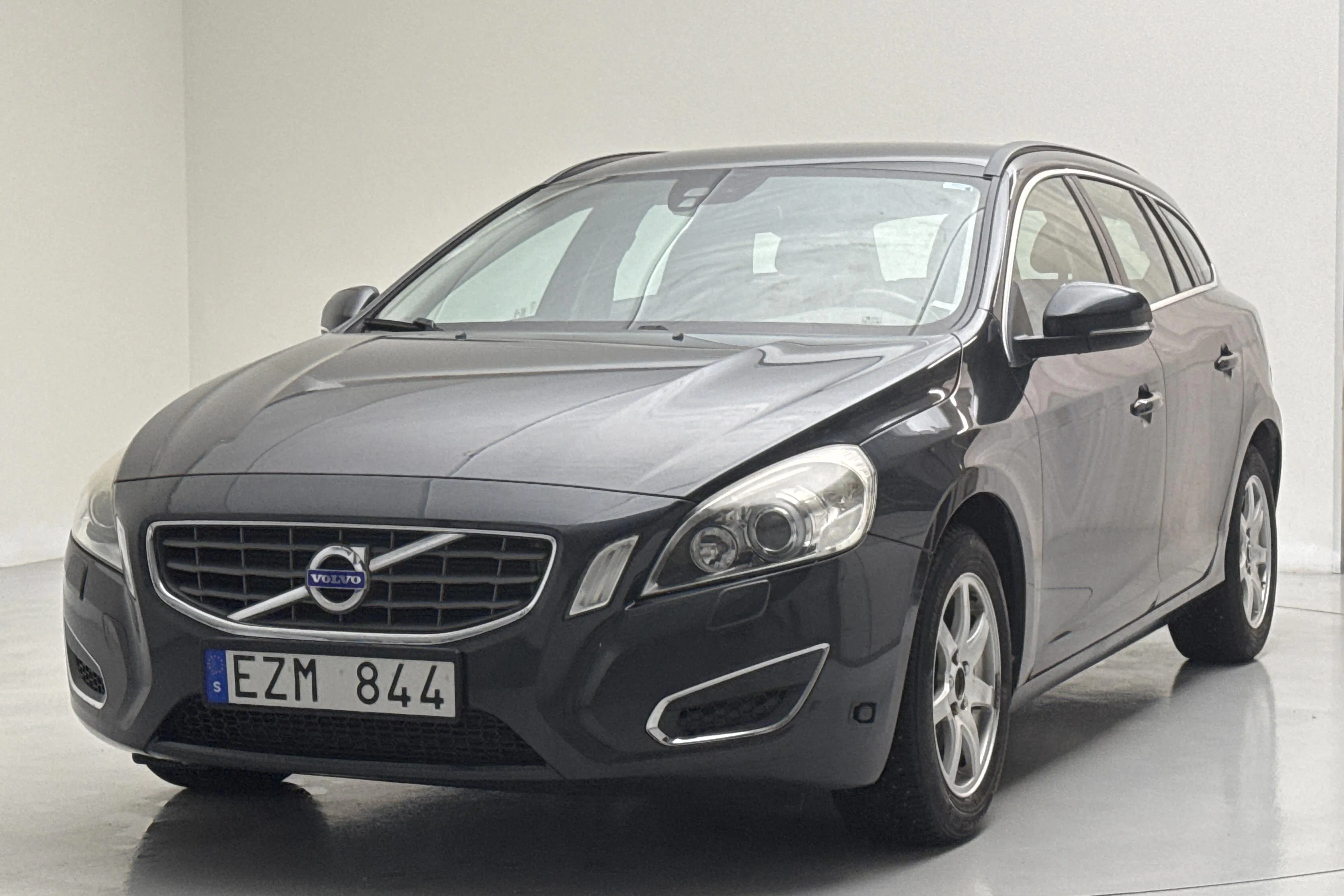 Presentationsfoto 1 av 12: Volvo V60 T3 (150hk) - 17 070 mil - Manuell - grå - 2011