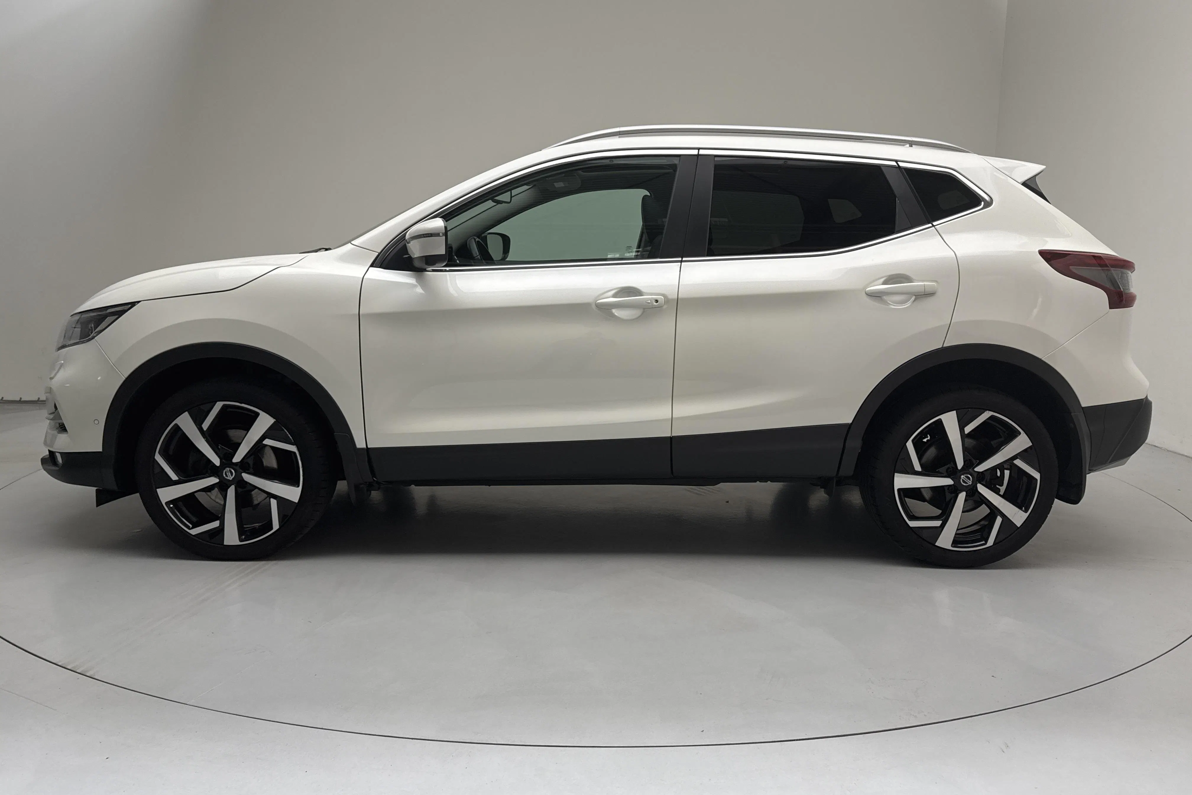 Presentationsfoto 2 av 16: Nissan Qashqai 1.3 DIG-T (160hk) - 11 652 mil - Automat - vit - 2020